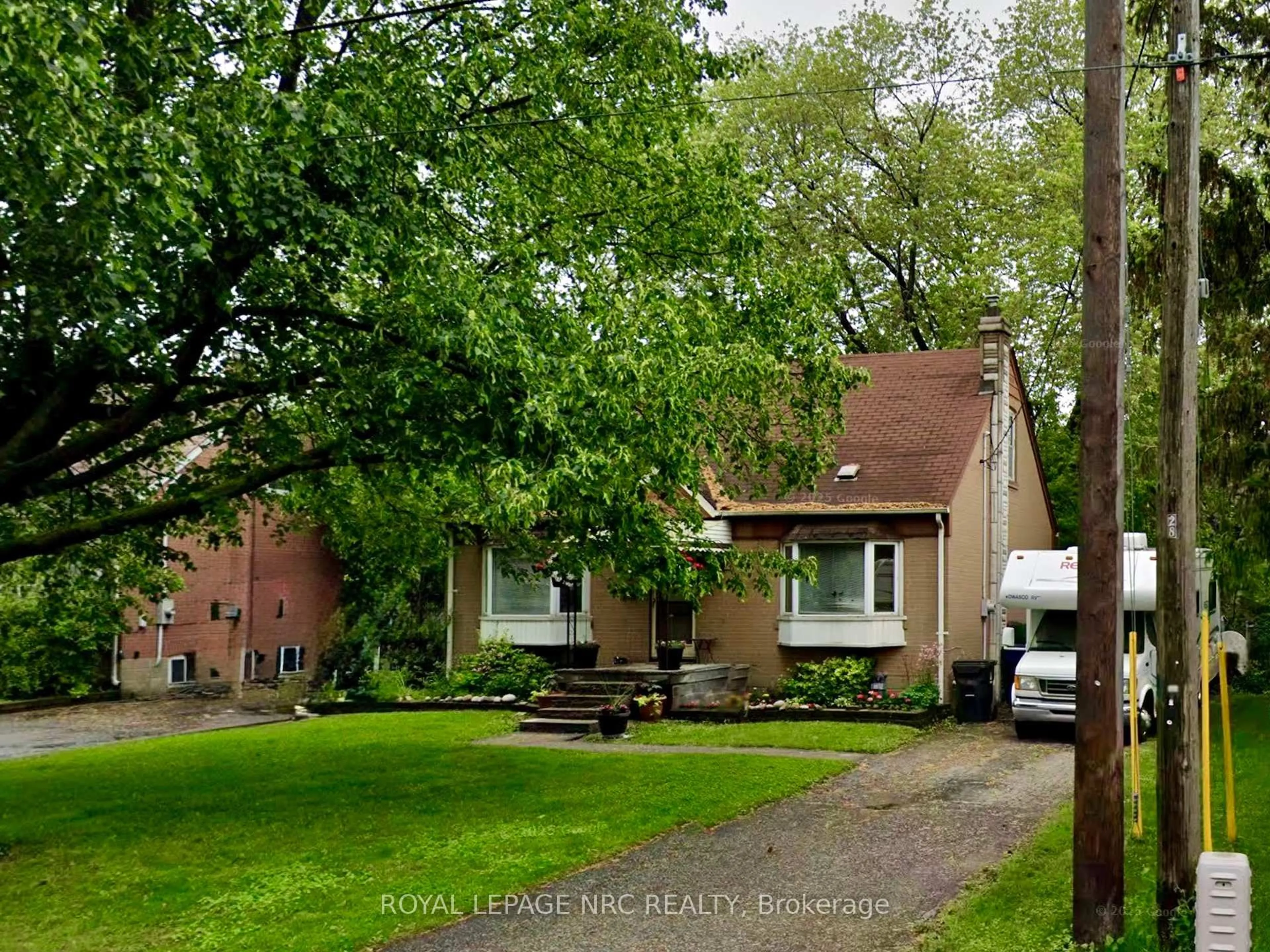 A pic from outside/outdoor area/front of a property/back of a property/a pic from drone, street for 26 Ann Arbour Rd, Toronto Ontario M9M 2J6