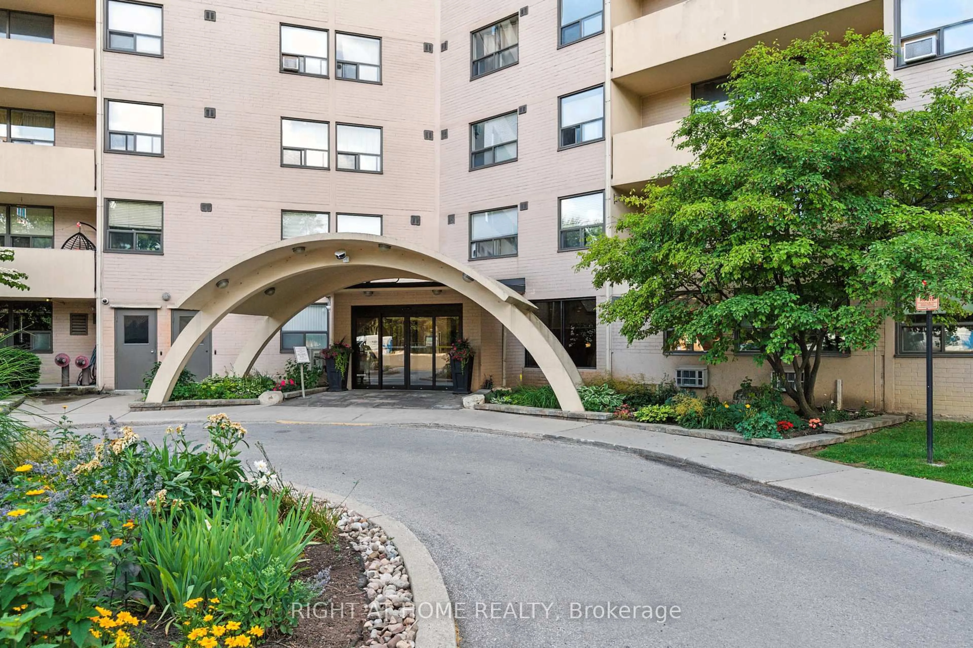 Indoor foyer for 700 Dynes Rd #1008, Burlington Ontario L7N 3M2