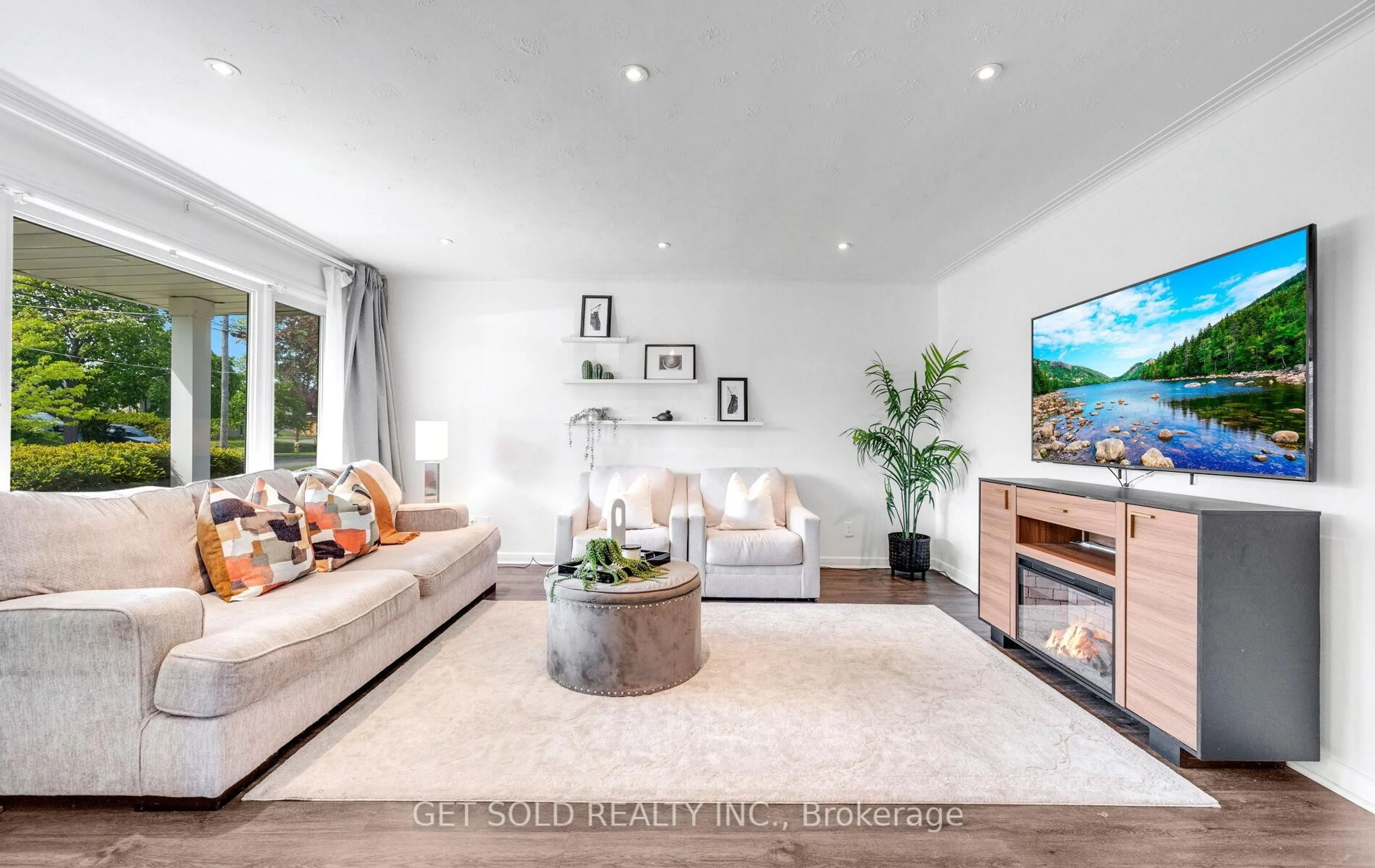 Living room with furniture, unknown for 117 Jeffcoat Dr, Toronto Ontario M9W 3B9