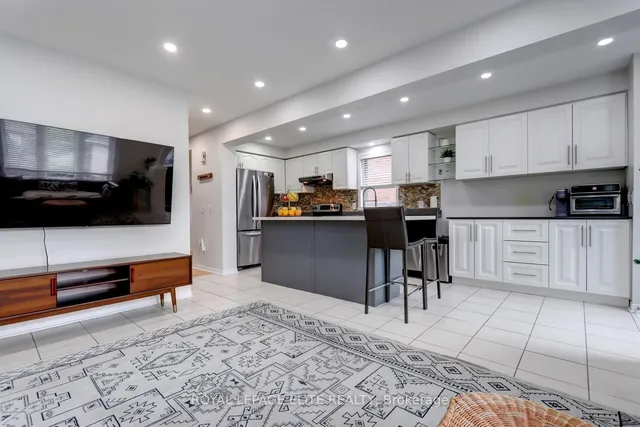 Additional image 18 of 2567 Capilano Cres