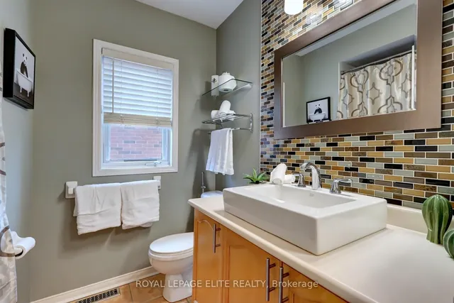 Additional image 29 of 2567 Capilano Cres