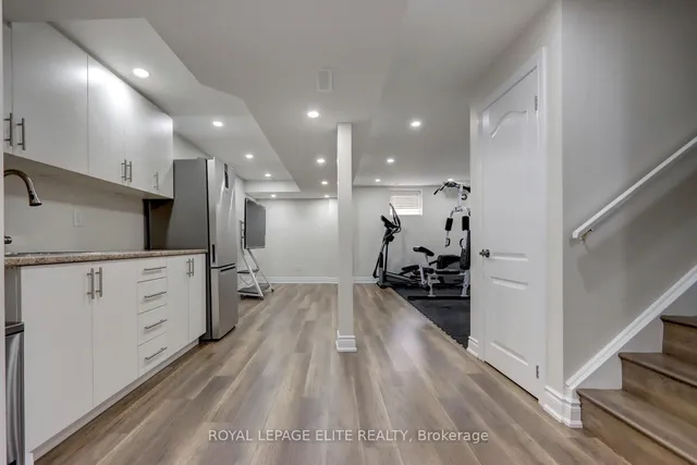 Additional image 33 of 2567 Capilano Cres