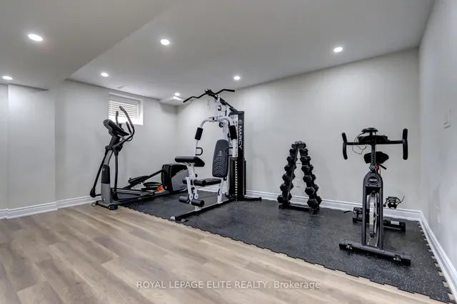 Additional image 35 of 2567 Capilano Cres