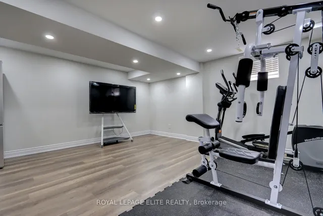 Additional image 36 of 2567 Capilano Cres