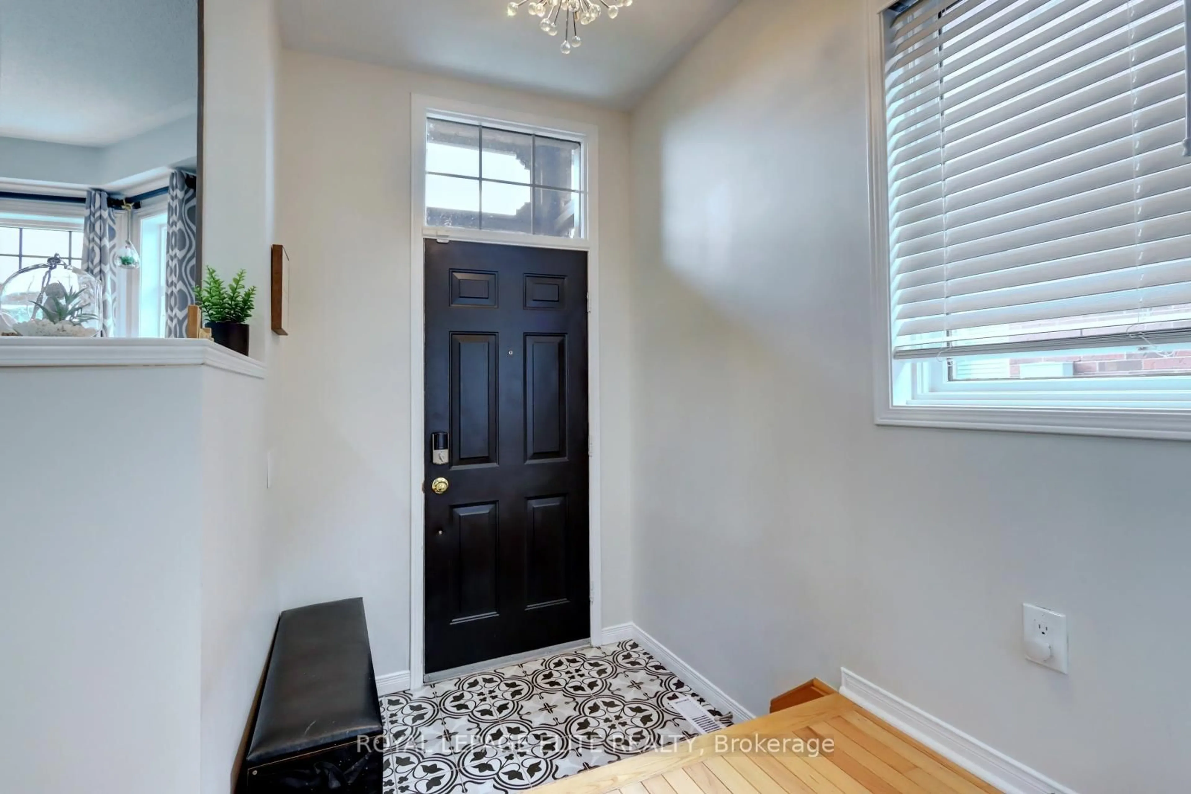 Indoor entryway for 2567 Capilano Cres, Oakville Ontario L6H 6L4
