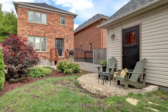 Additional image 40 of 2567 Capilano Cres