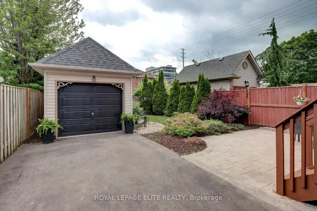 Additional image 41 of 2567 Capilano Cres