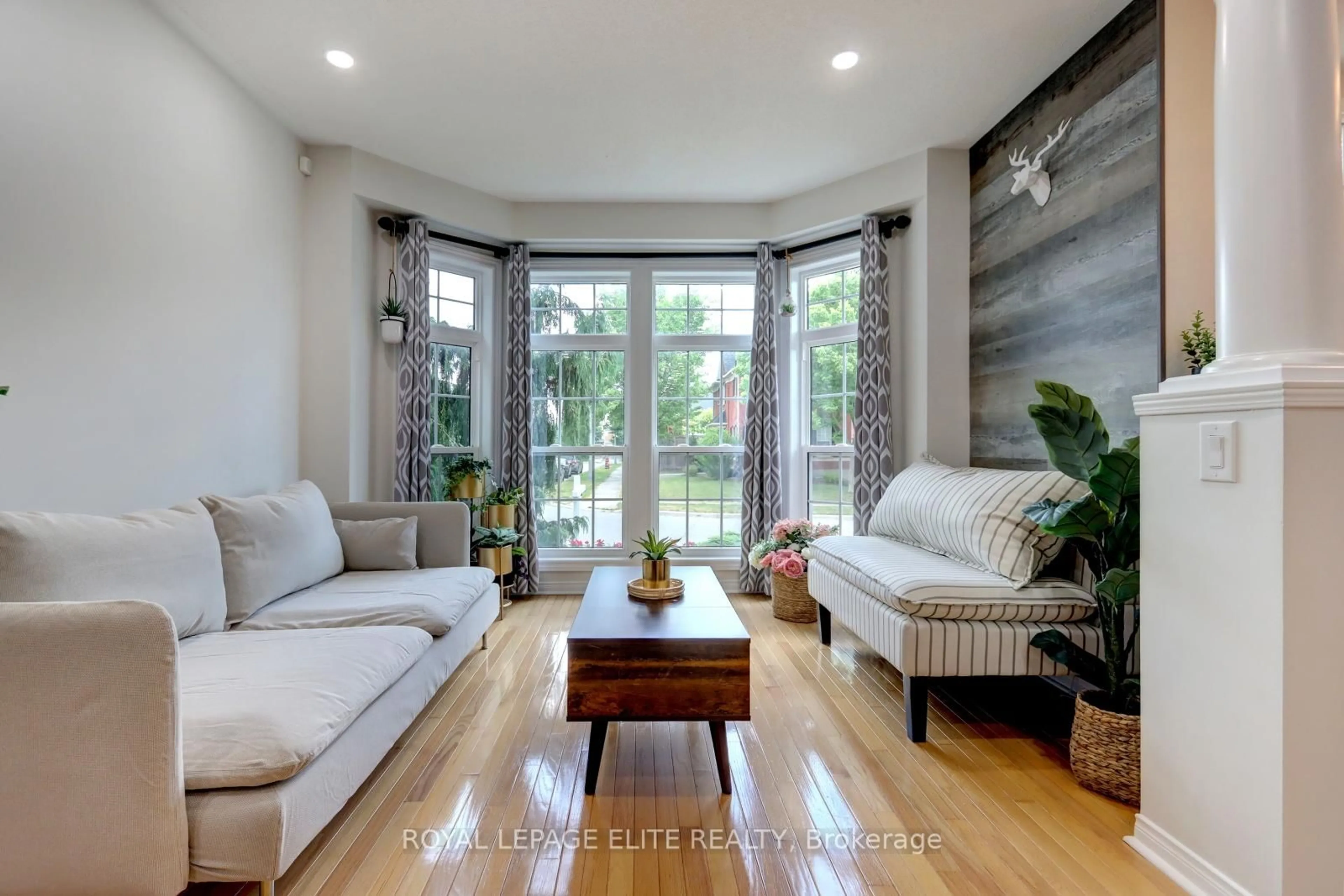 Living room with furniture, wood/laminate floor for 2567 Capilano Cres, Oakville Ontario L6H 6L4