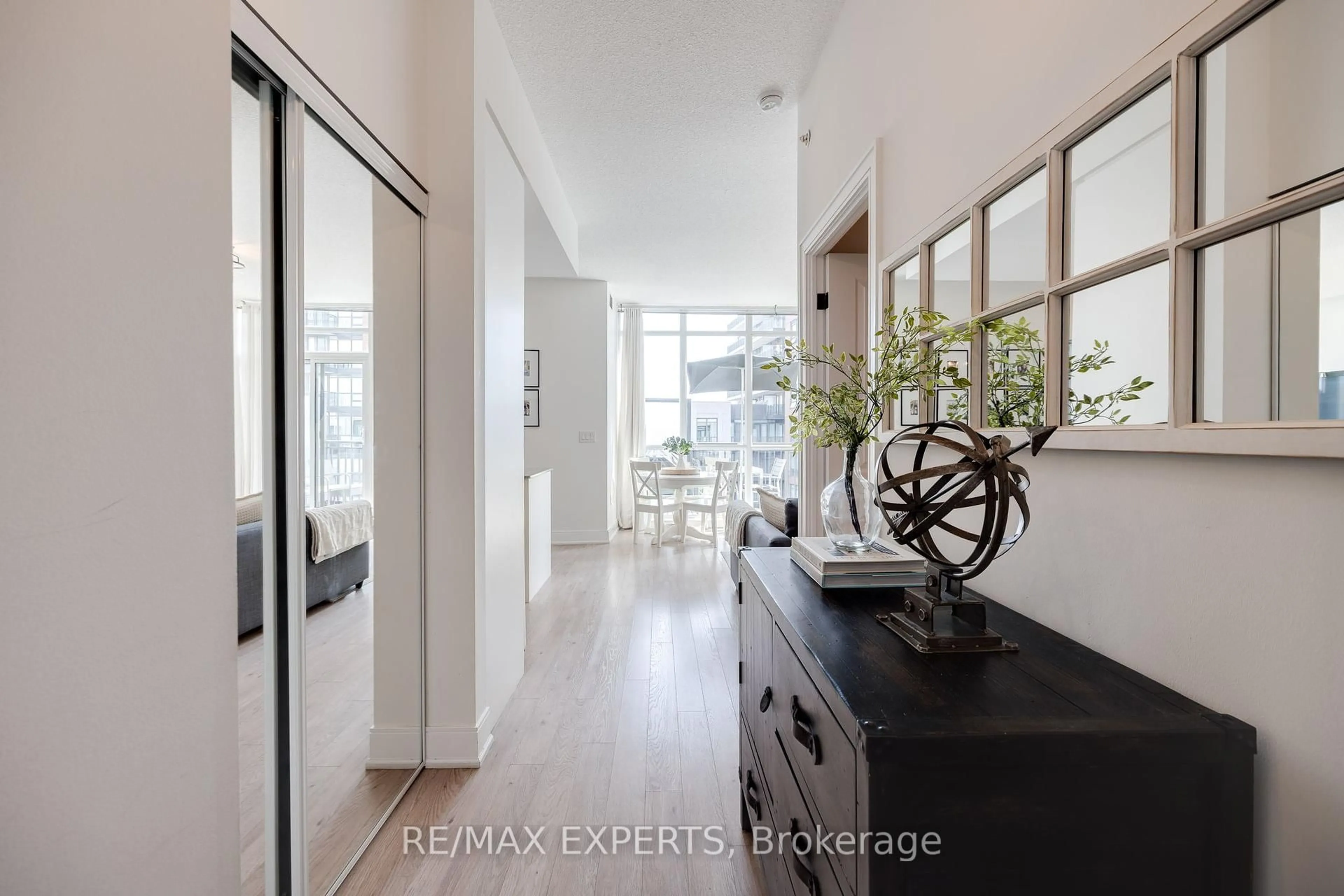 Indoor entryway for 36 Via Bagnato #824, Toronto Ontario M6A 0B7