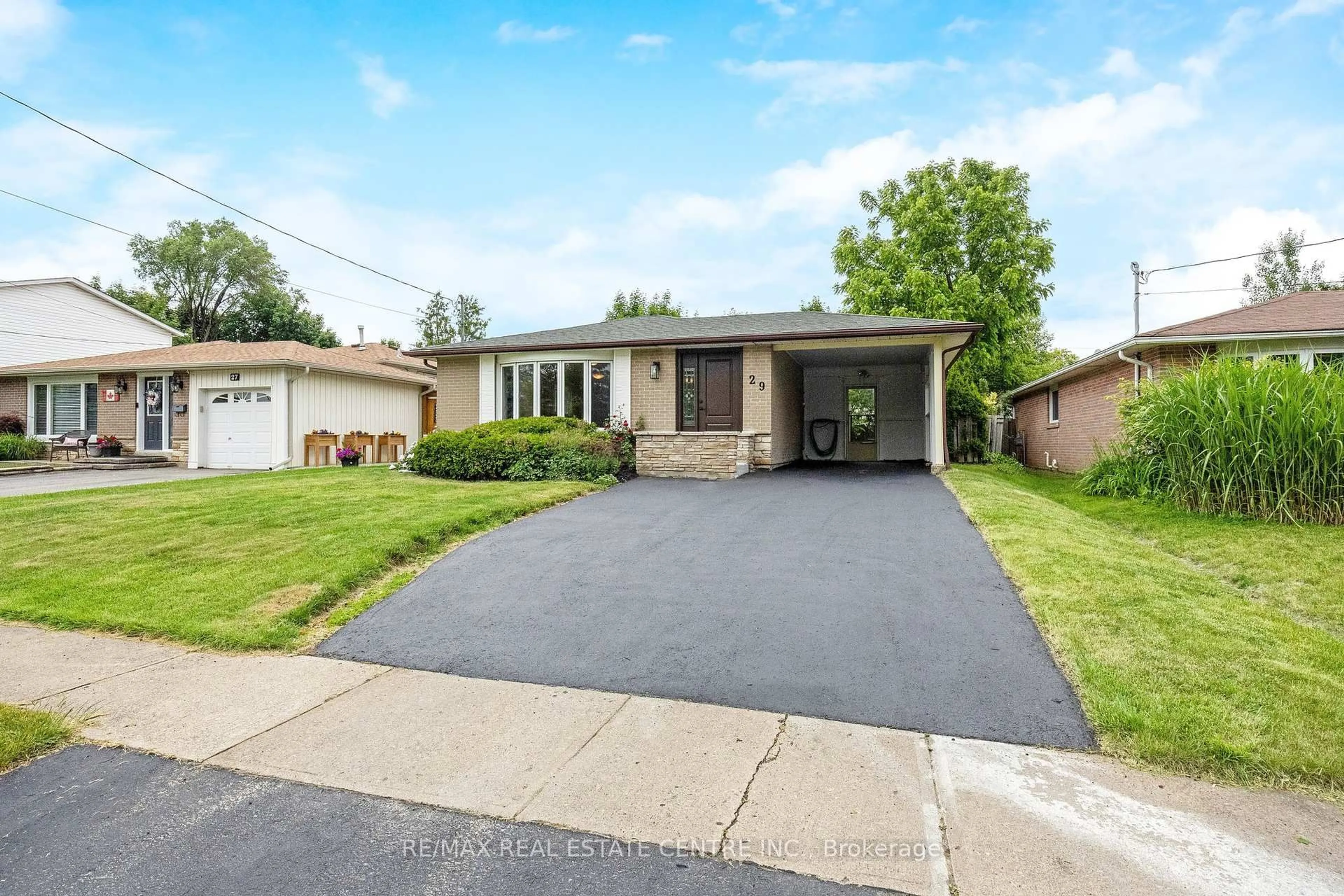 Home with vinyl exterior material, street for 29 Irwin Cres, Halton Hills Ontario L7G 1E7