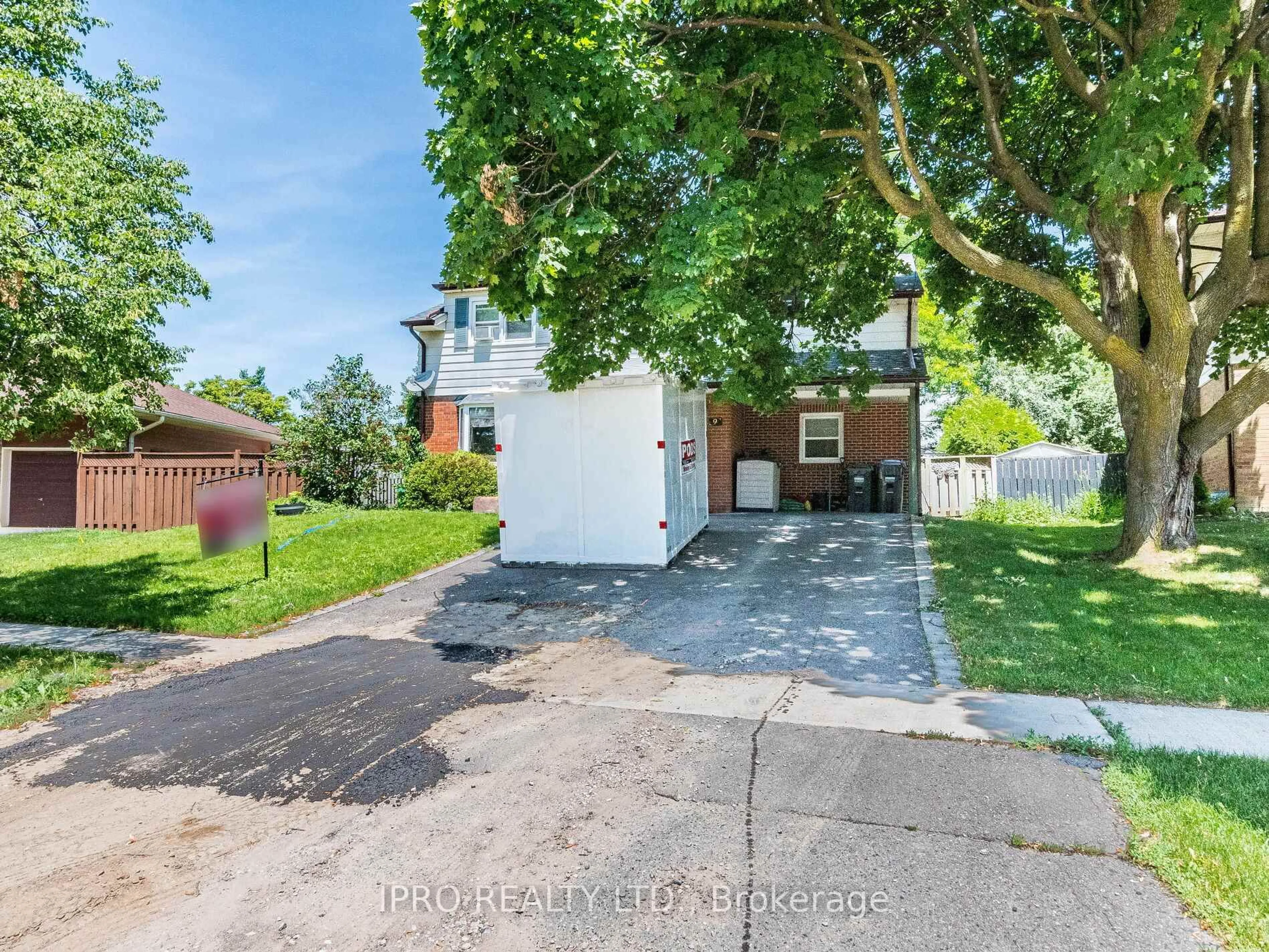 A pic from outside/outdoor area/front of a property/back of a property/a pic from drone, street for 9 Crestview Ave, Brampton Ontario L6W 2R7