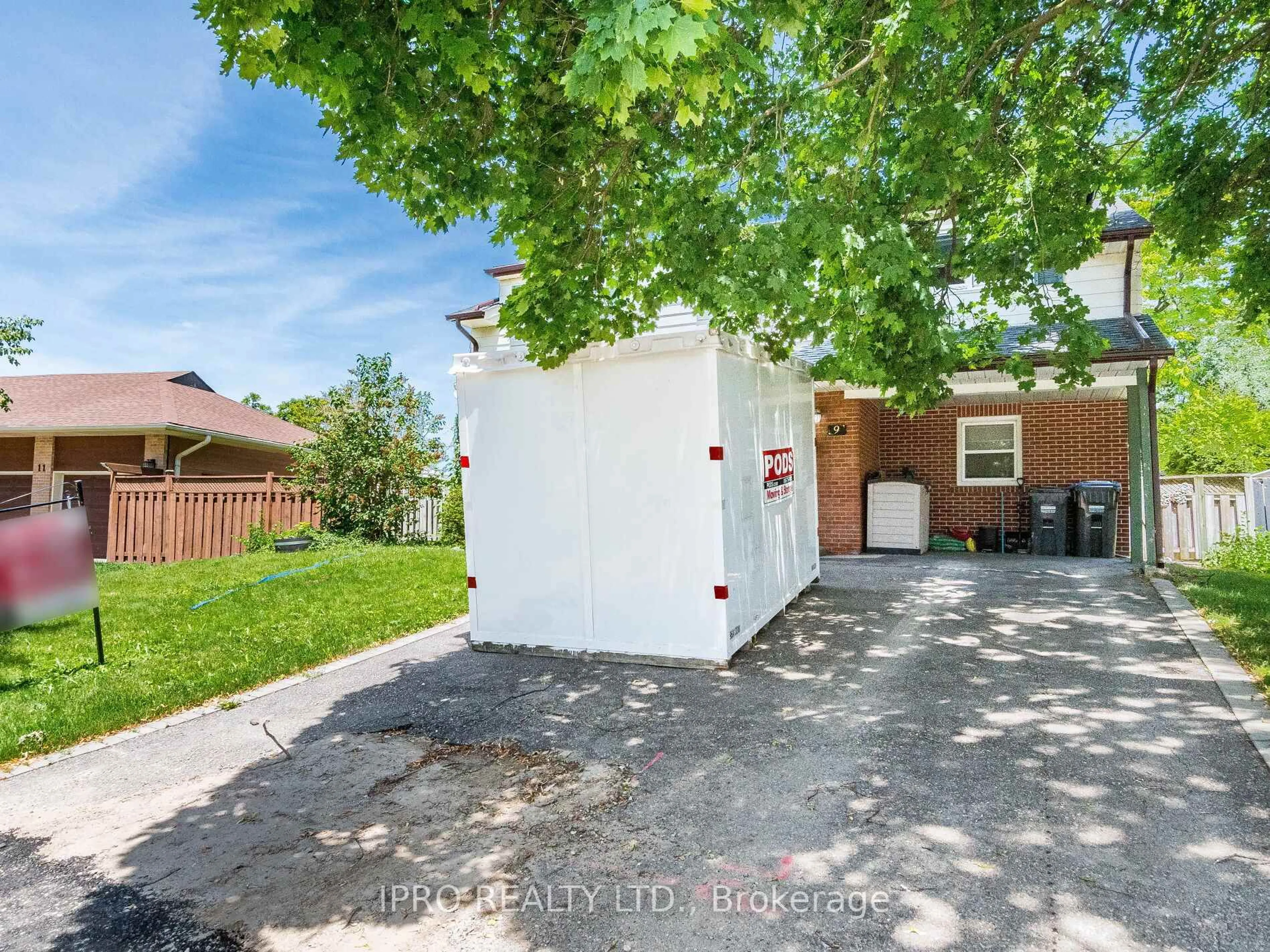 A pic from outside/outdoor area/front of a property/back of a property/a pic from drone, street for 9 Crestview Ave, Brampton Ontario L6W 2R7
