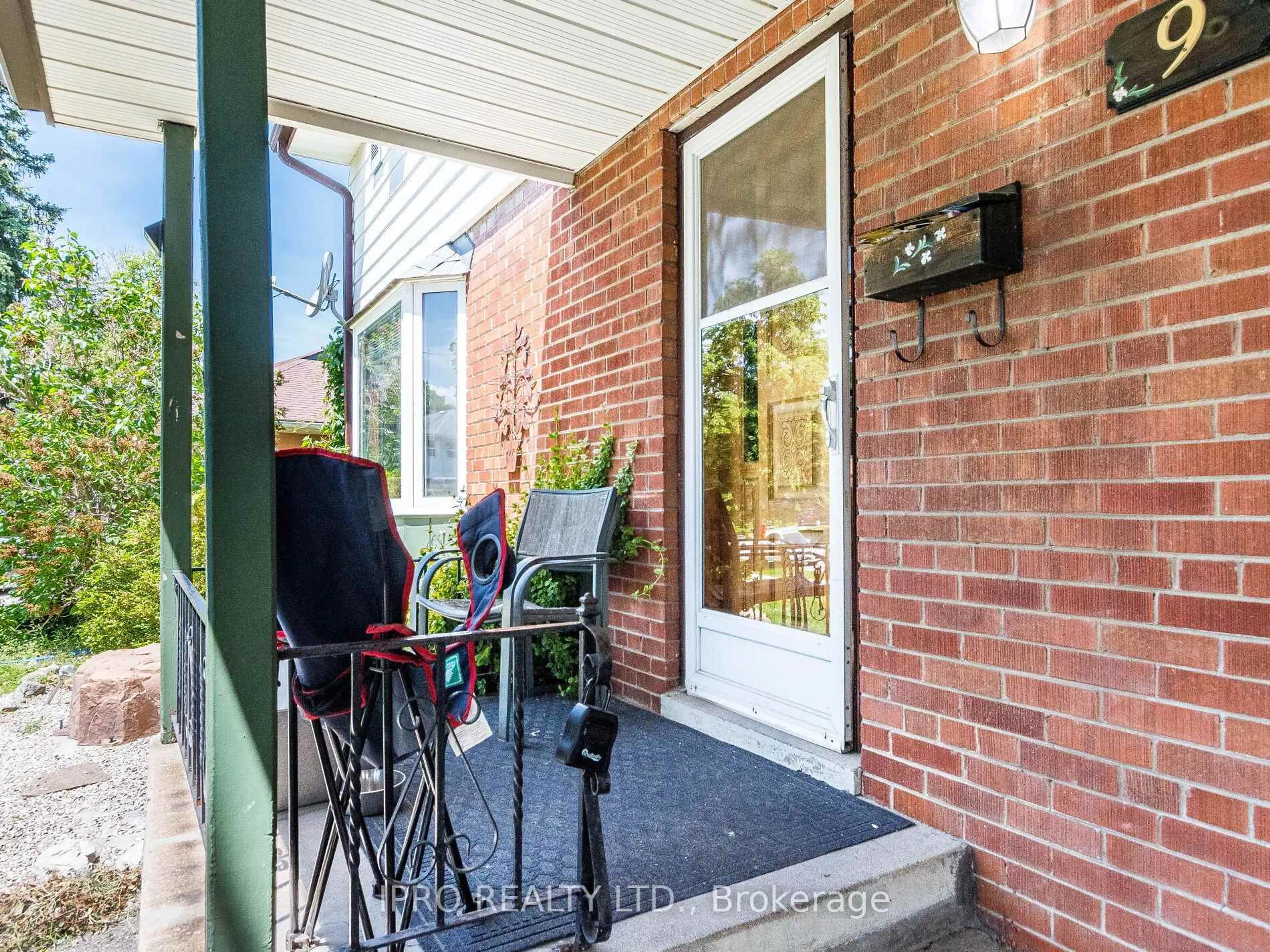 Unknown for 9 Crestview Ave, Brampton Ontario L6W 2R7