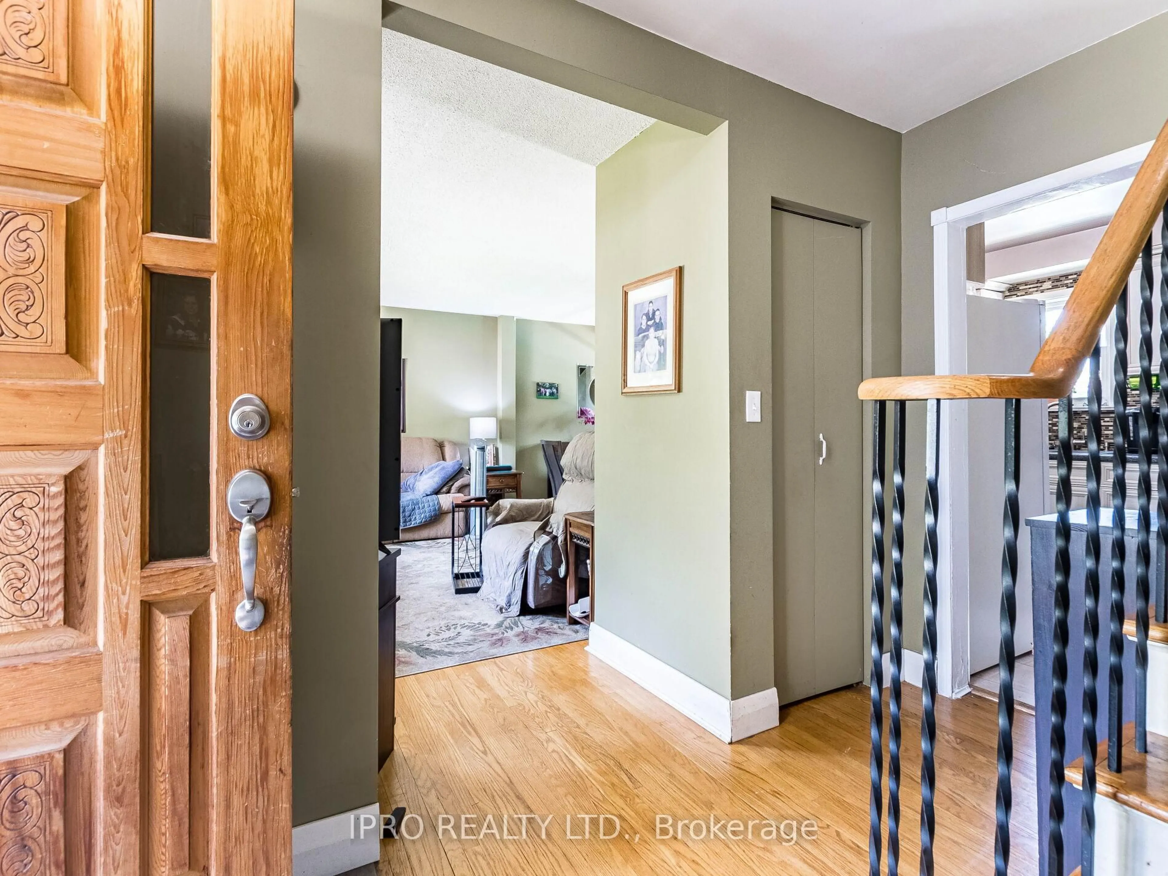 Indoor entryway for 9 Crestview Ave, Brampton Ontario L6W 2R7