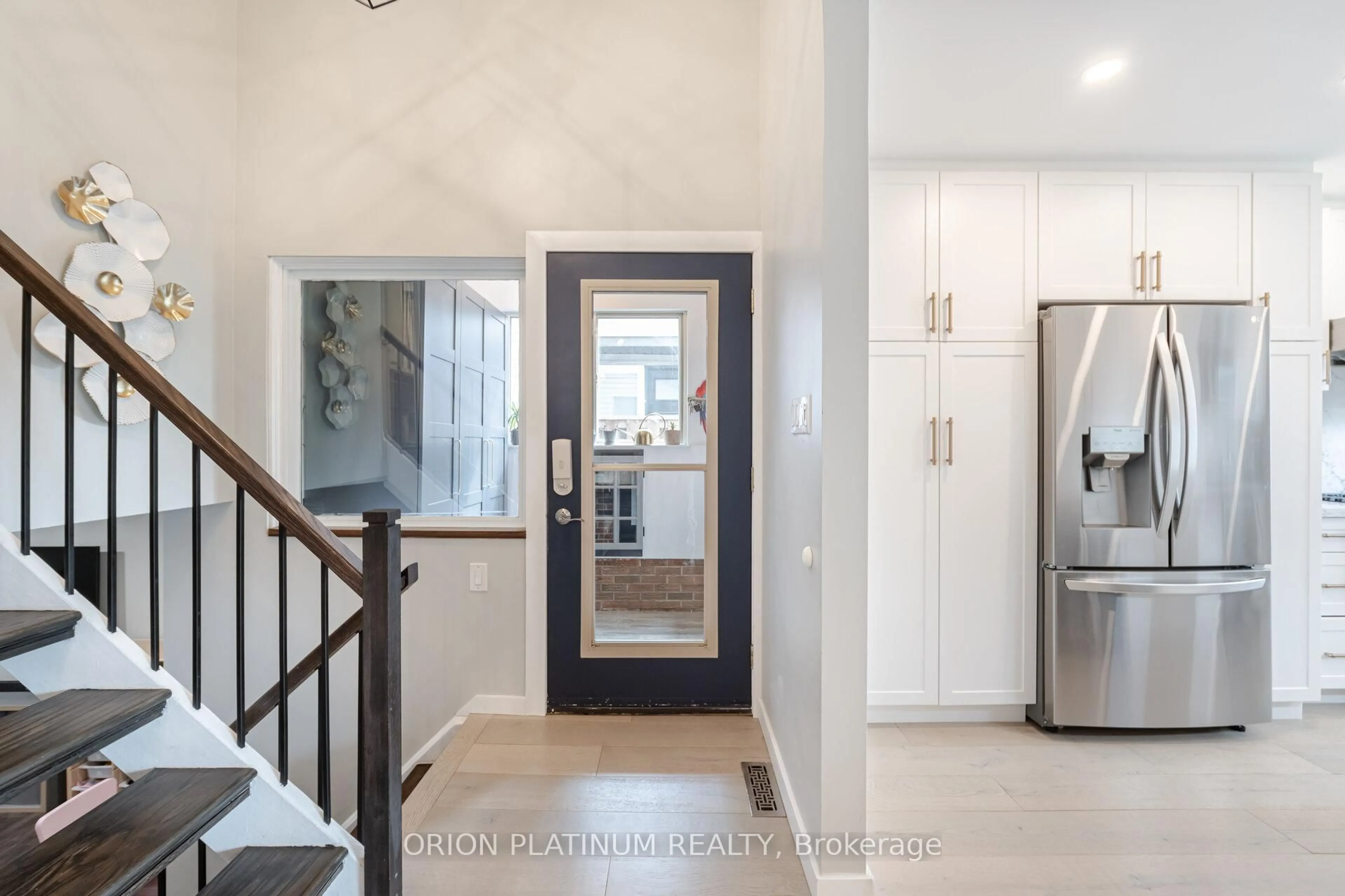 Indoor entryway for 2504 Mainroyal St, Mississauga Ontario L5L 1C9