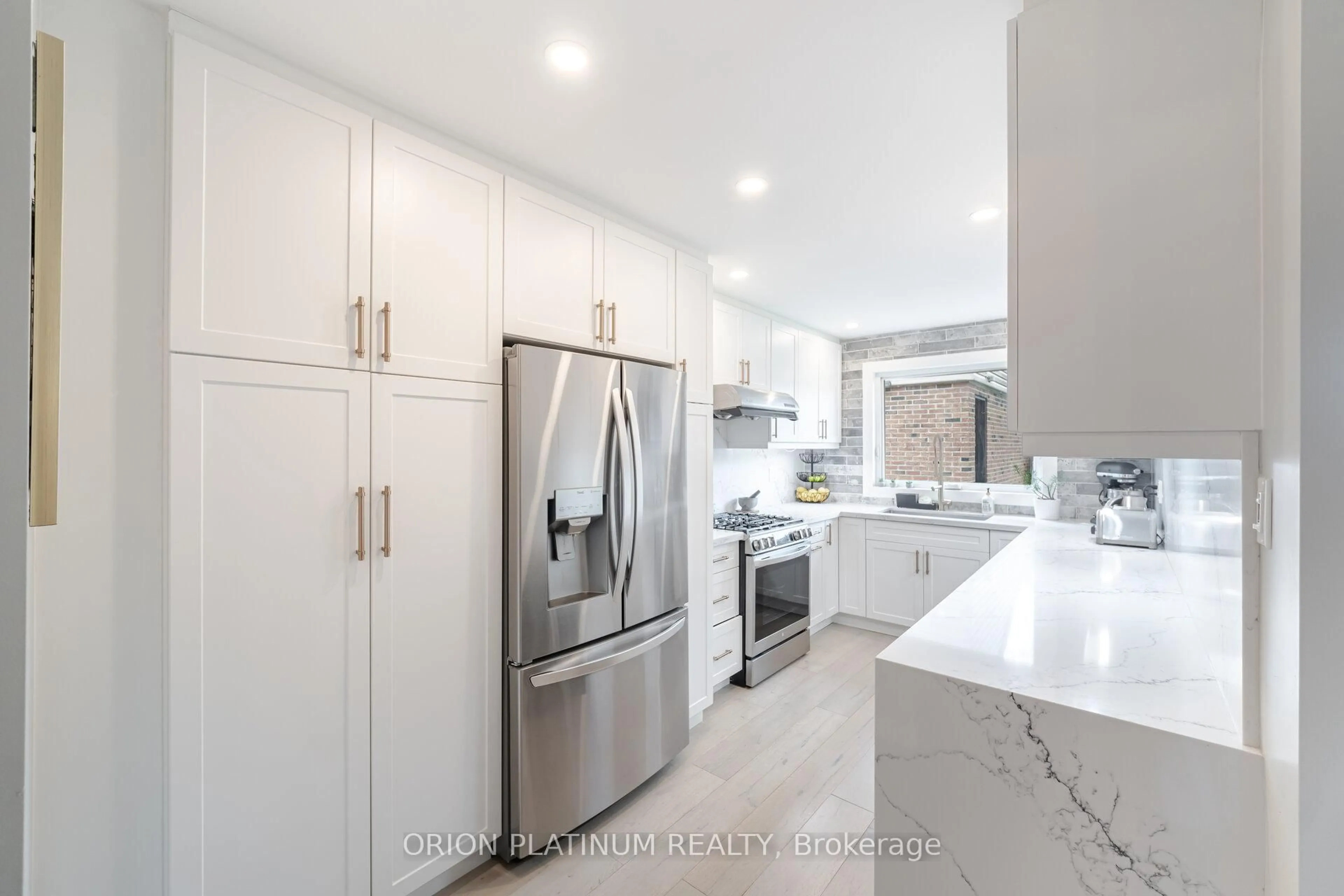 Contemporary kitchen, unknown for 2504 Mainroyal St, Mississauga Ontario L5L 1C9