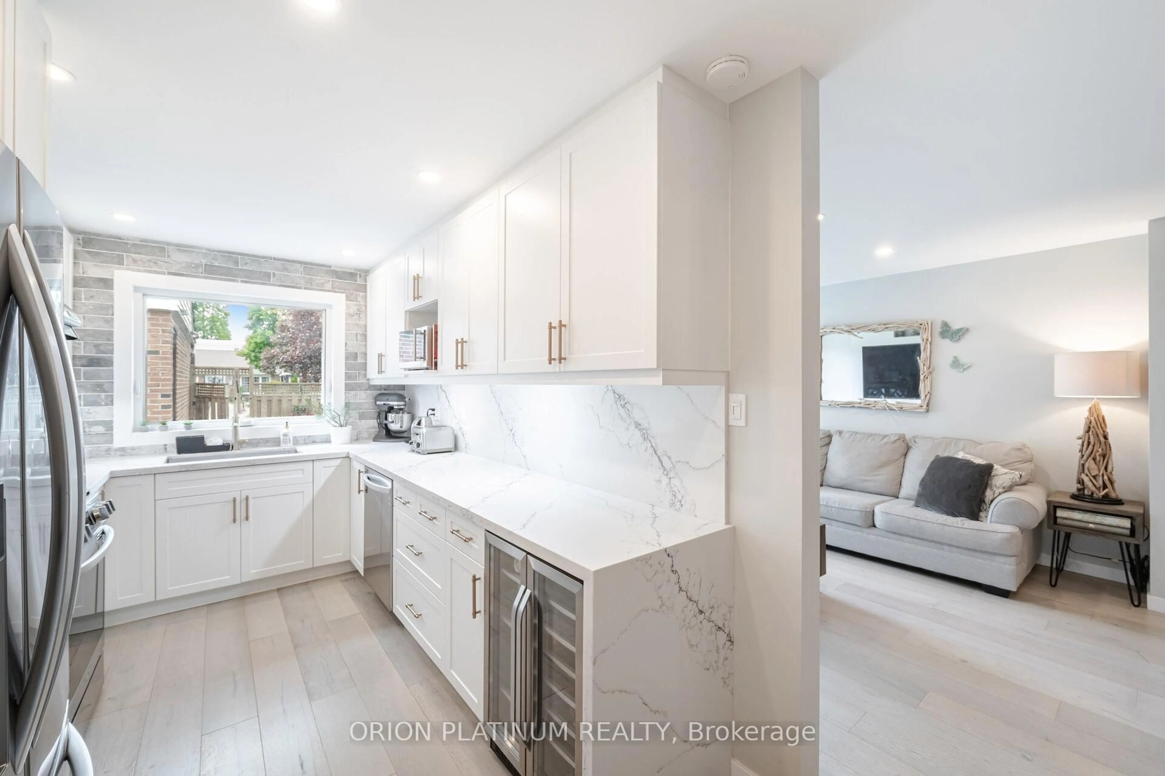 Open concept kitchen, ceramic/tile floor for 2504 Mainroyal St, Mississauga Ontario L5L 1C9