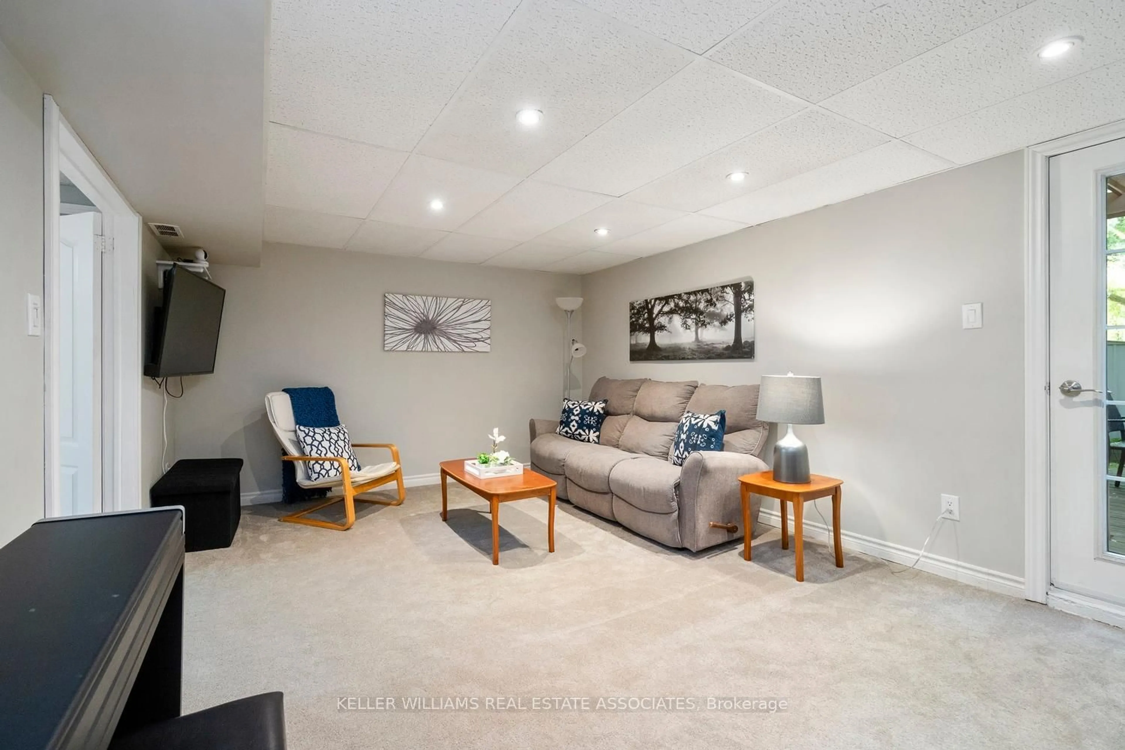 Living room with furniture, unknown for 3585 Ash Row Cres, Mississauga Ontario L5L 1K3