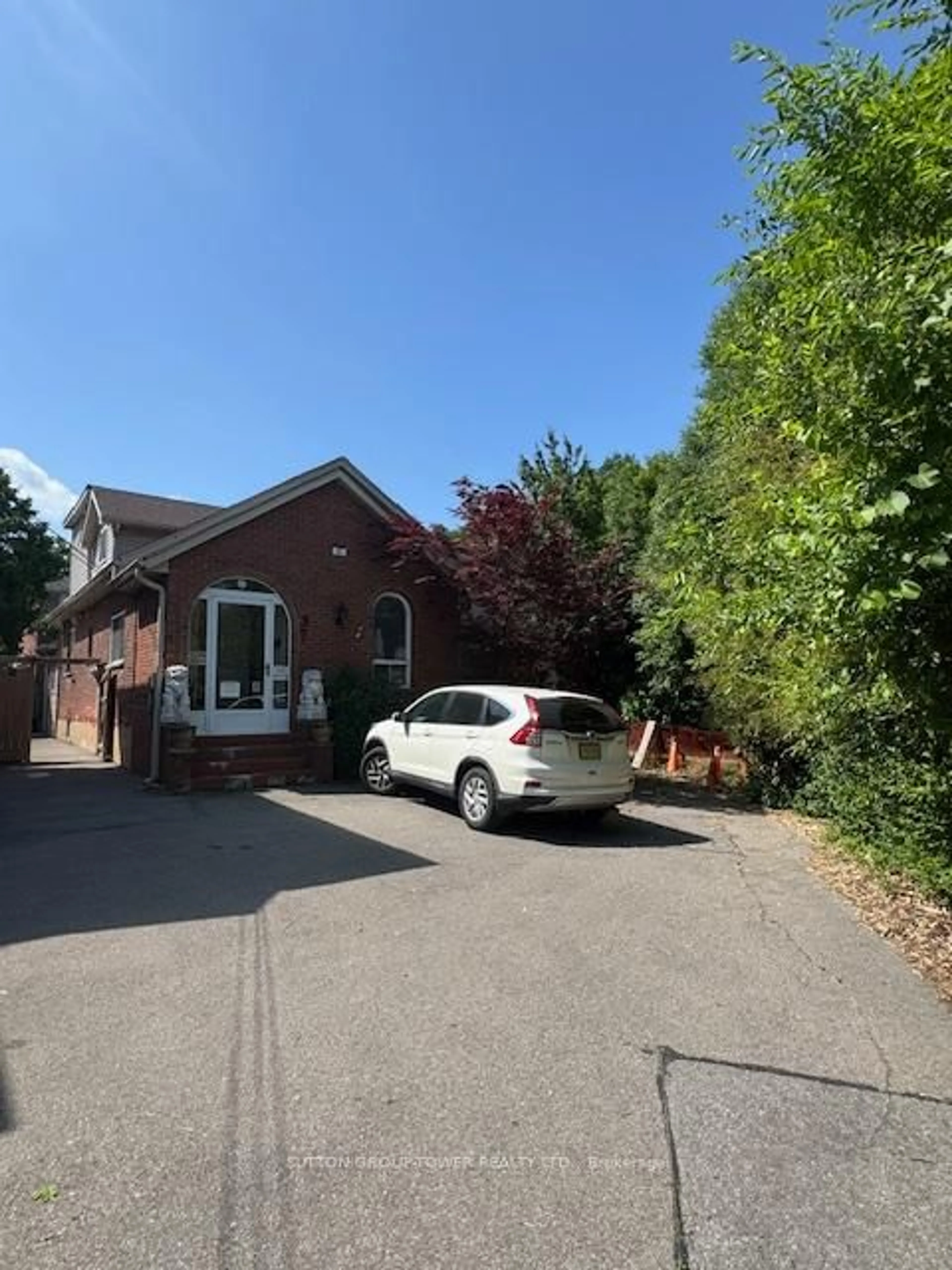A pic from outside/outdoor area/front of a property/back of a property/a pic from drone, street for 37 Dee Ave, Toronto Ontario M9N 1S8