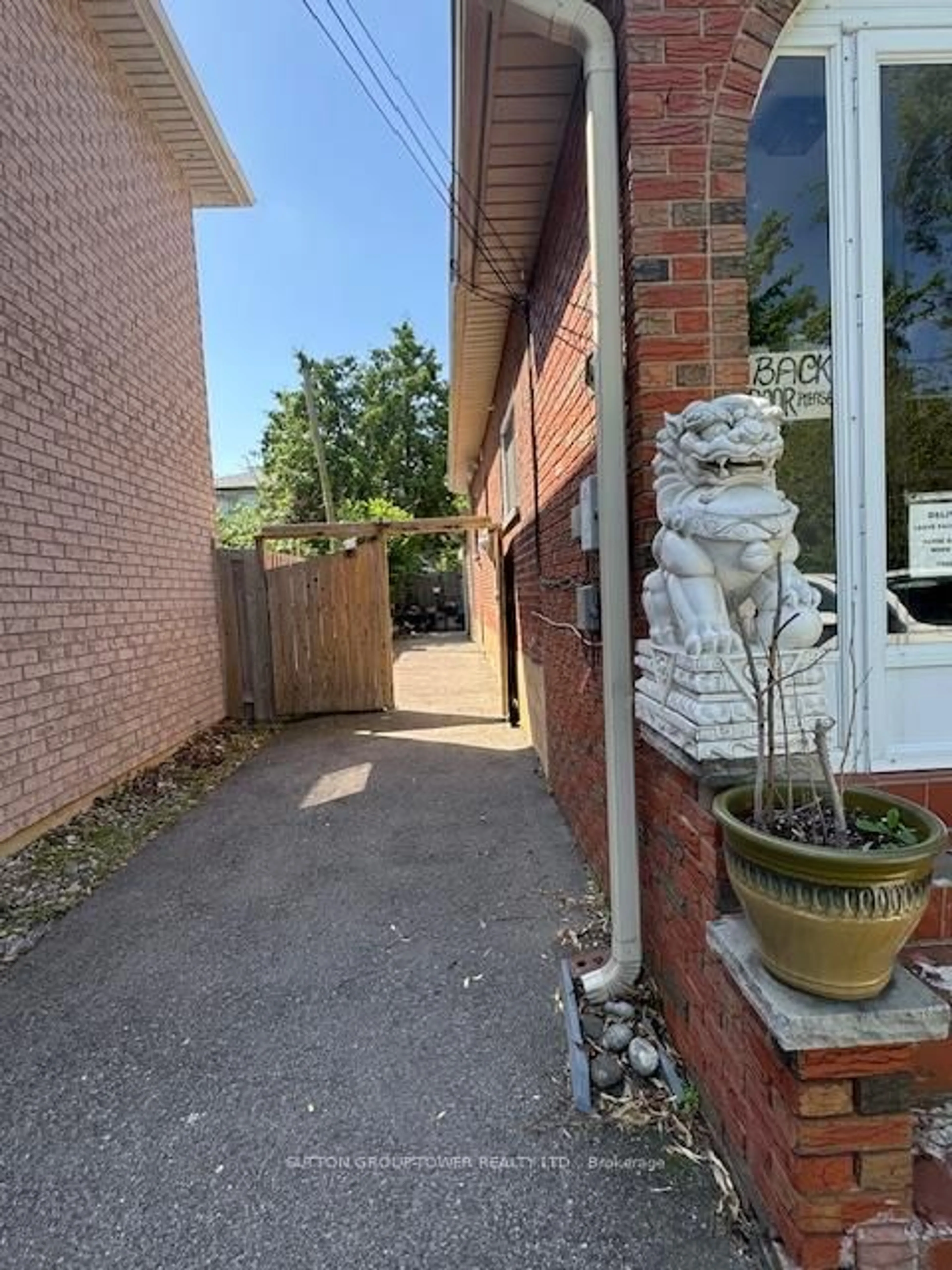 A pic from outside/outdoor area/front of a property/back of a property/a pic from drone, street for 37 Dee Ave, Toronto Ontario M9N 1S8