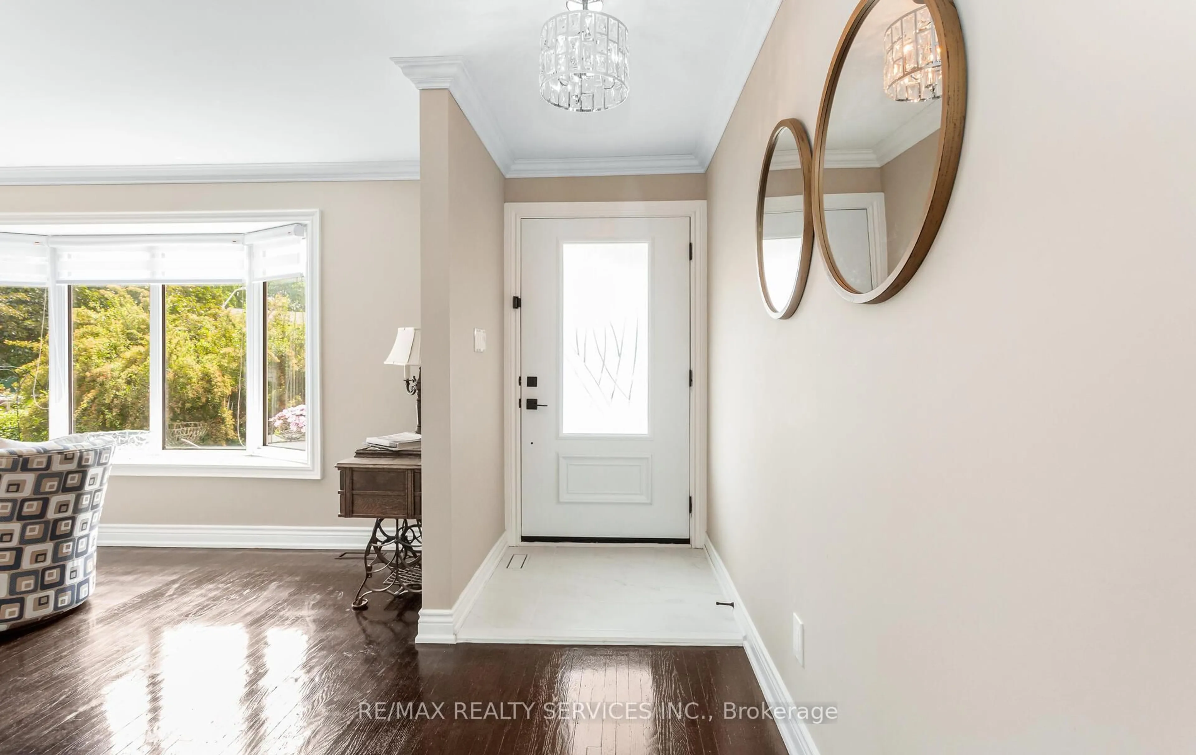 Indoor entryway for 17 Croydon Crt, Brampton Ontario L6T 1Y3