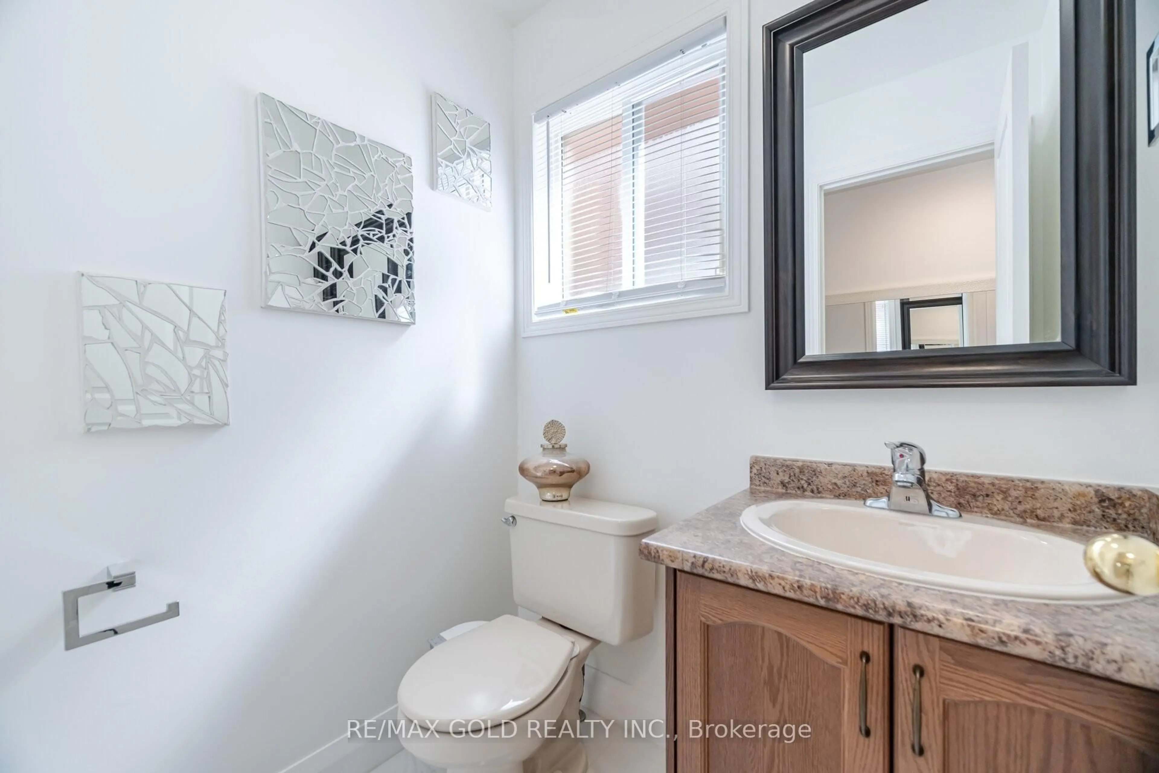 Standard bathroom, ceramic/tile floor for 29 Skylar Circ, Brampton Ontario L6P 0Z4