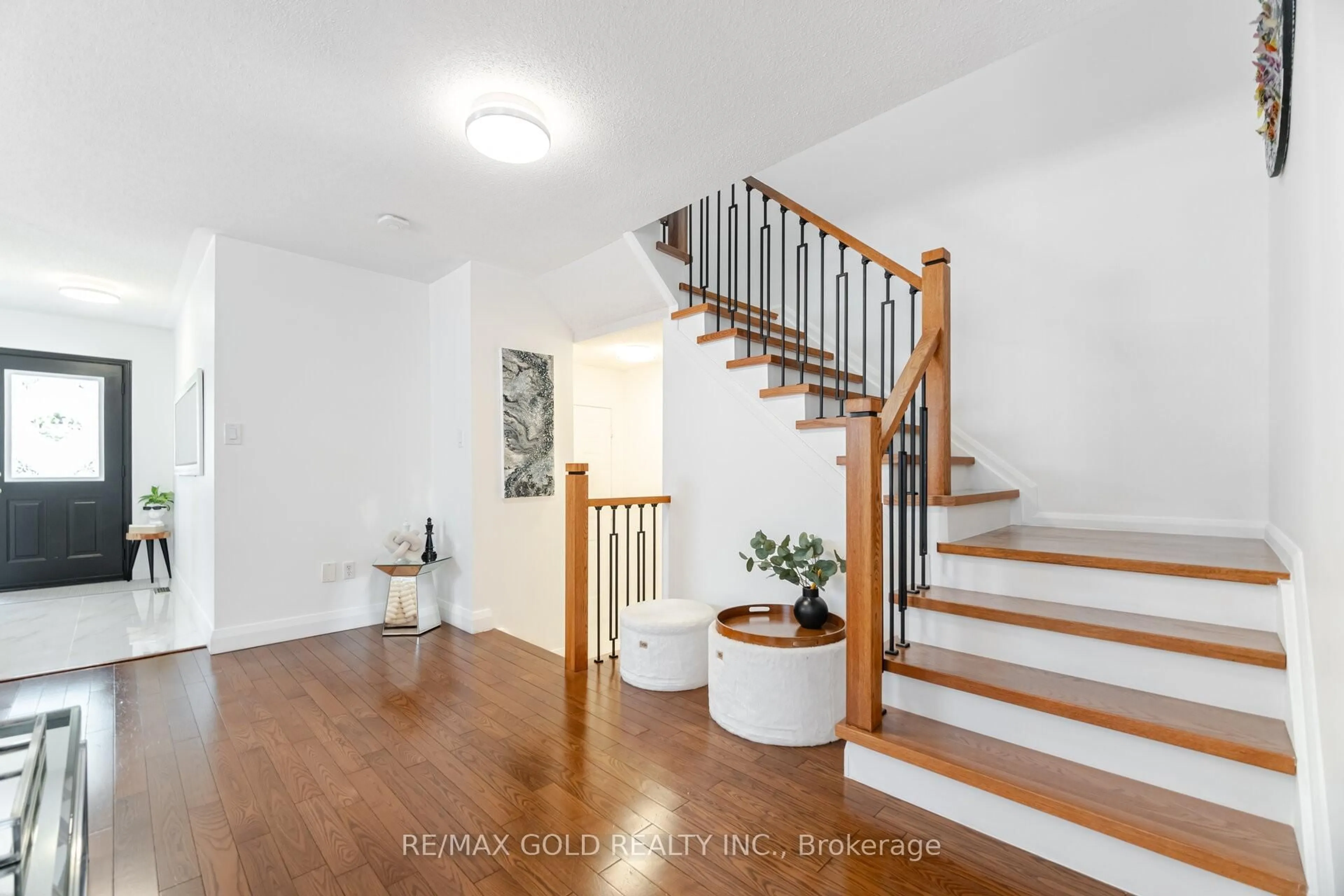 Indoor entryway for 29 Skylar Circ, Brampton Ontario L6P 0Z4