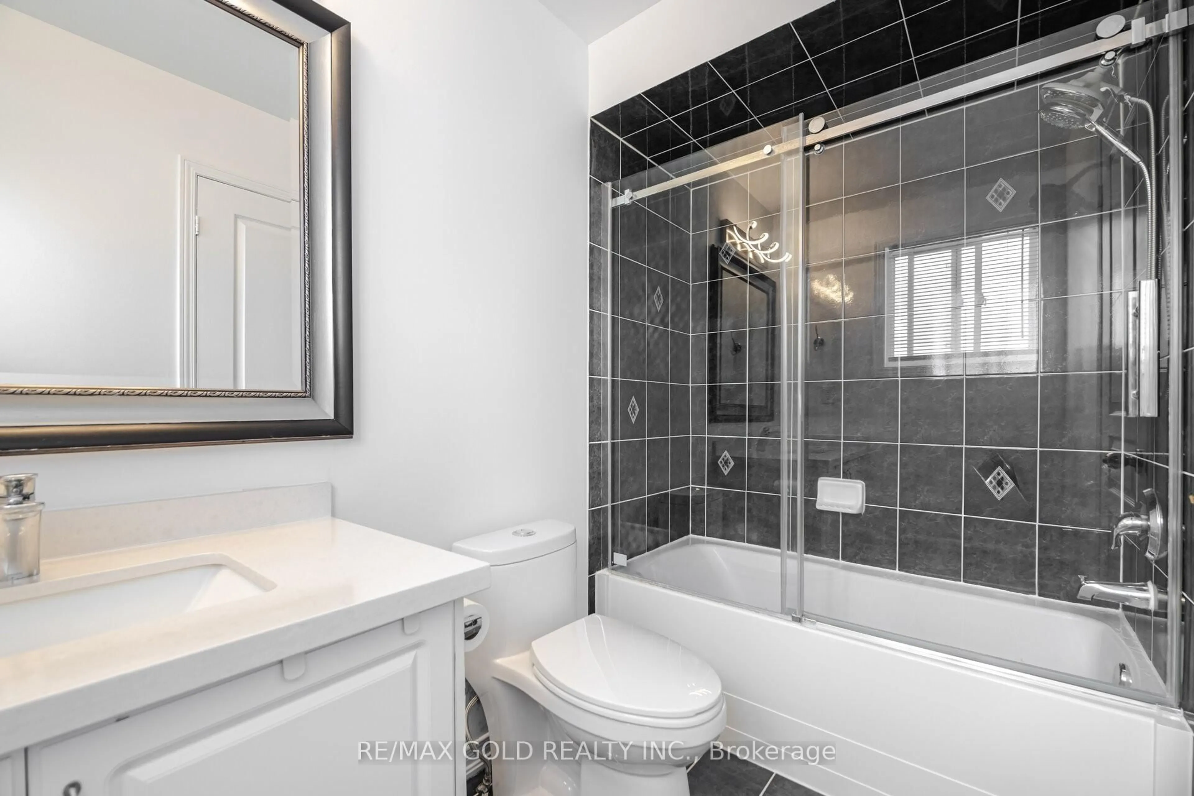 Standard bathroom, ceramic/tile floor for 29 Skylar Circ, Brampton Ontario L6P 0Z4