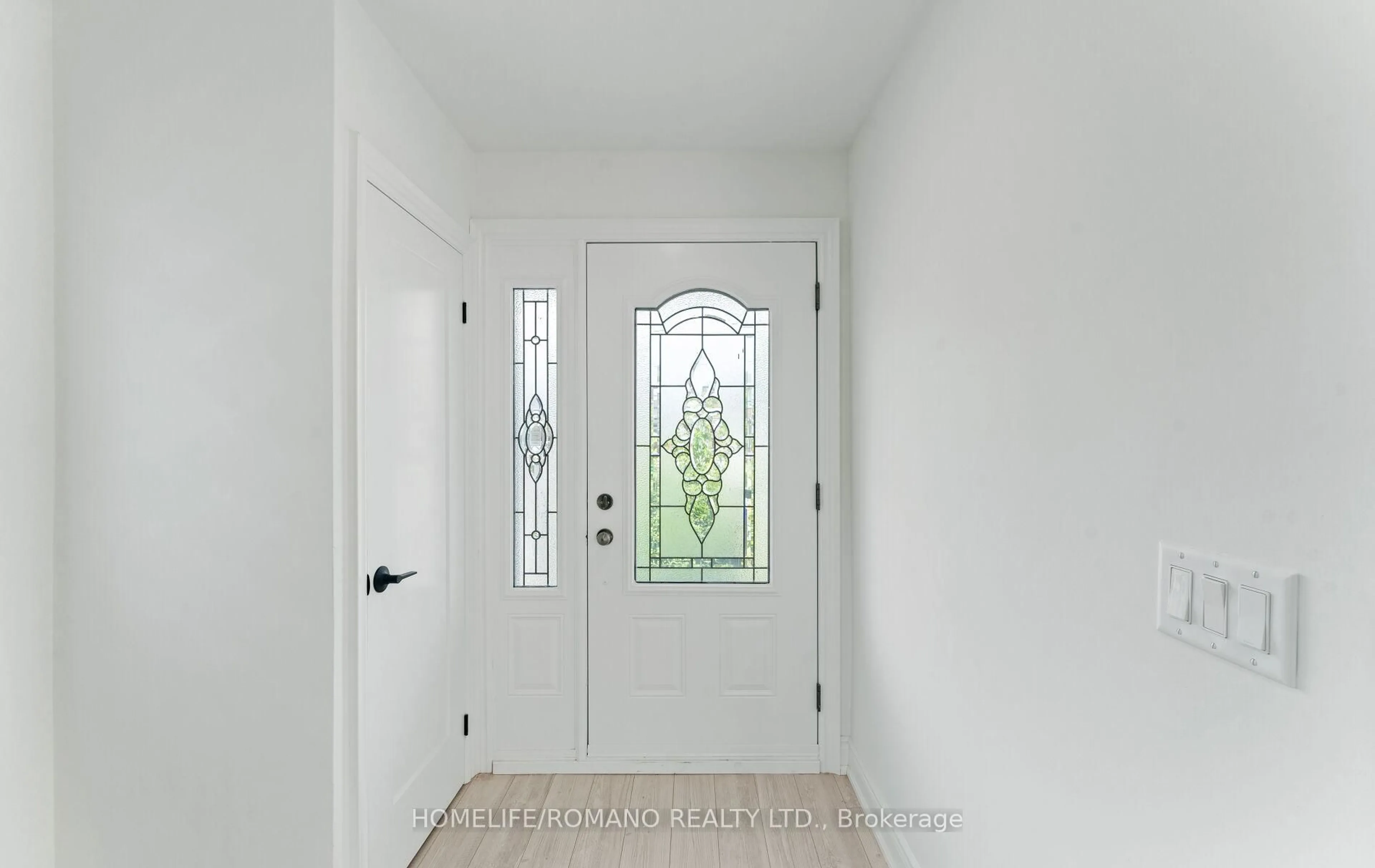 Indoor entryway for 37 Donofree Rd, Toronto Ontario M6L 2P4