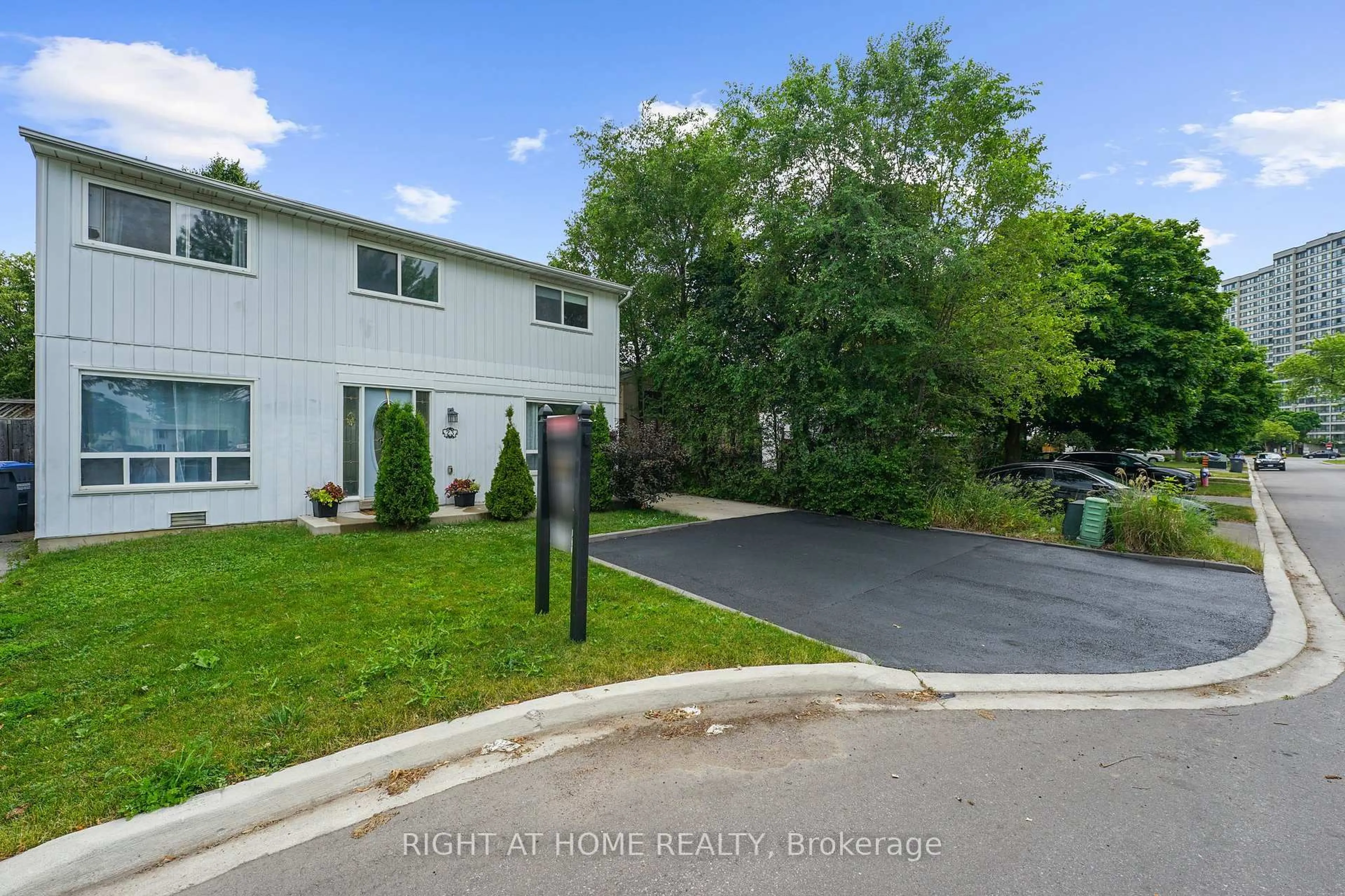 A pic from outside/outdoor area/front of a property/back of a property/a pic from drone, street for 23 Huntingwood Cres, Brampton Ontario L6S 1S5