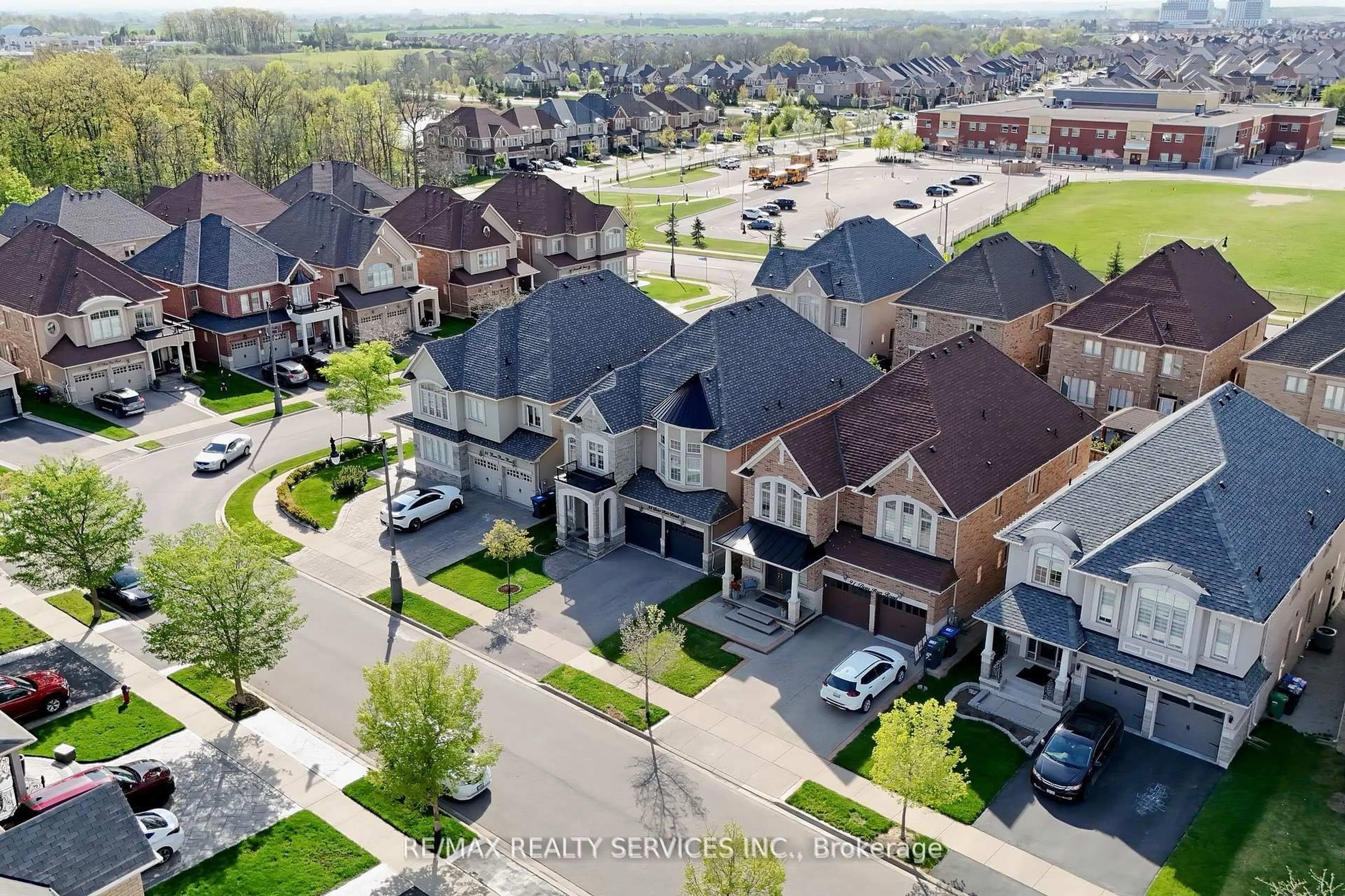 A pic from outside/outdoor area/front of a property/back of a property/a pic from drone, street for 93 Bear Run Rd, Brampton Ontario L6X 2Z9
