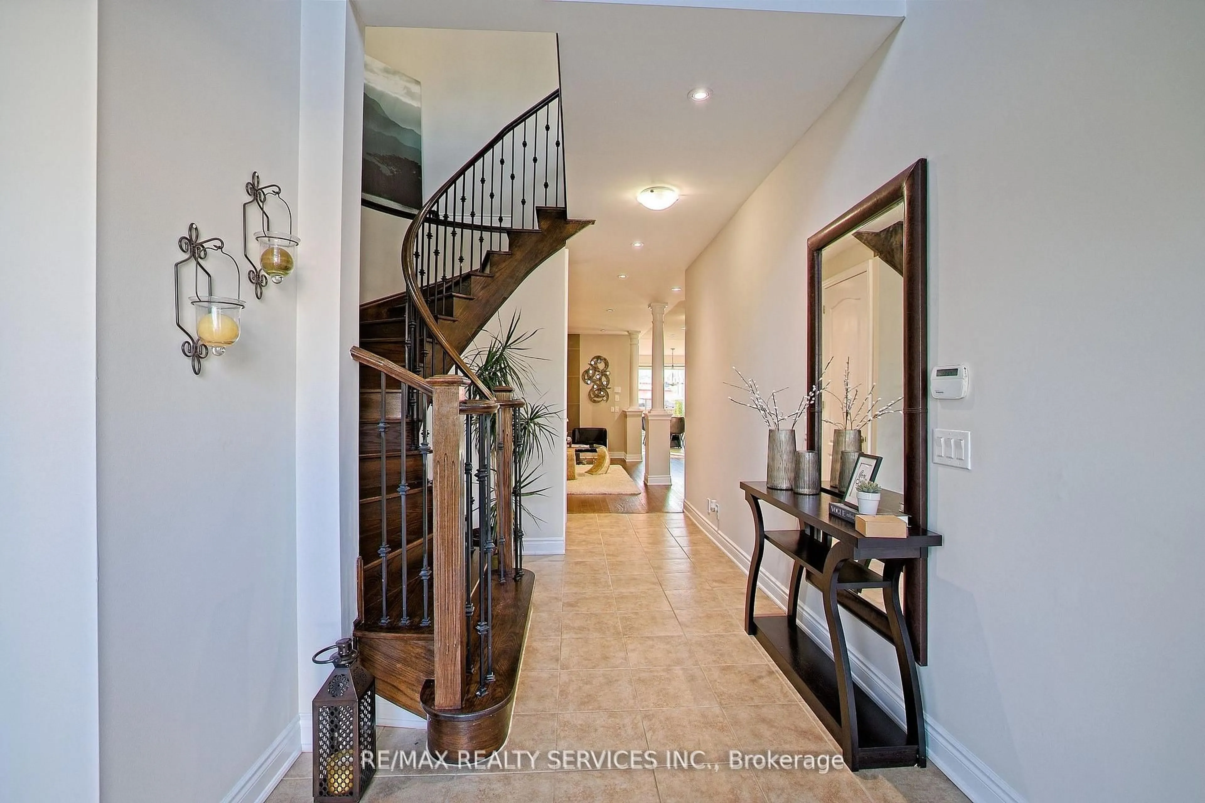 Indoor foyer for 93 Bear Run Rd, Brampton Ontario L6X 2Z9