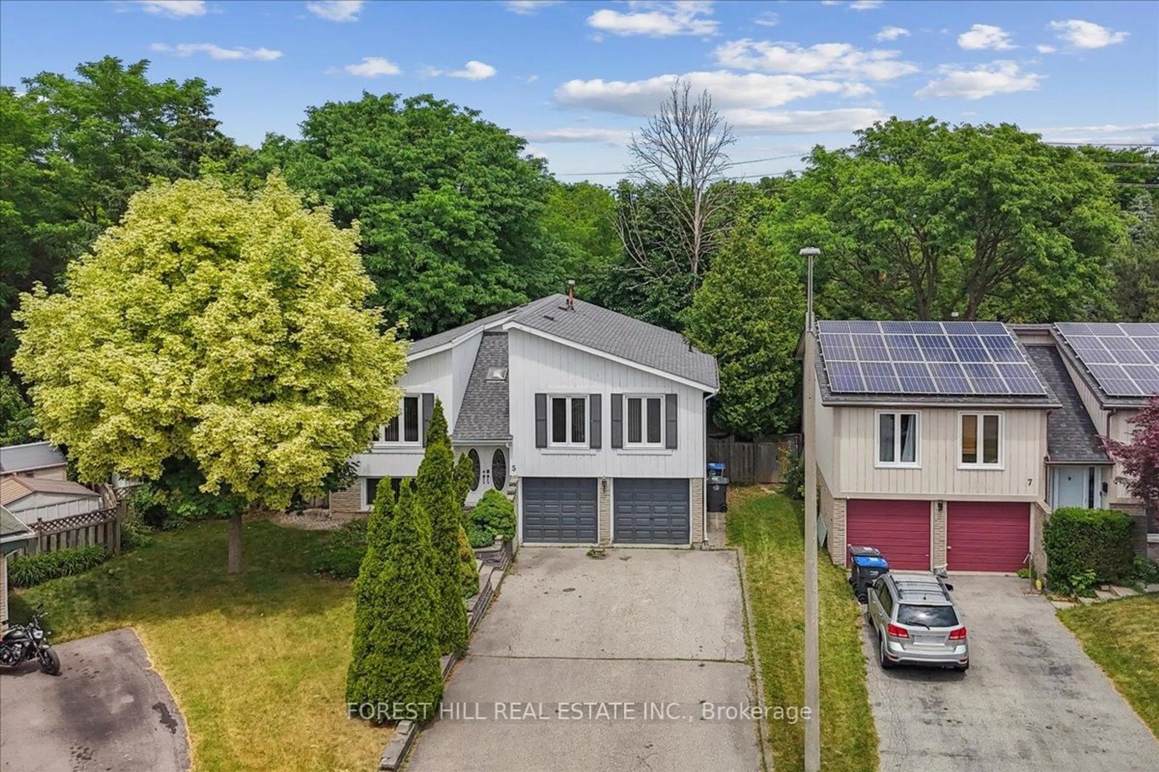 A pic from outside/outdoor area/front of a property/back of a property/a pic from drone, street for 5 Helsinki Mews, Mississauga Ontario L5N 1K3