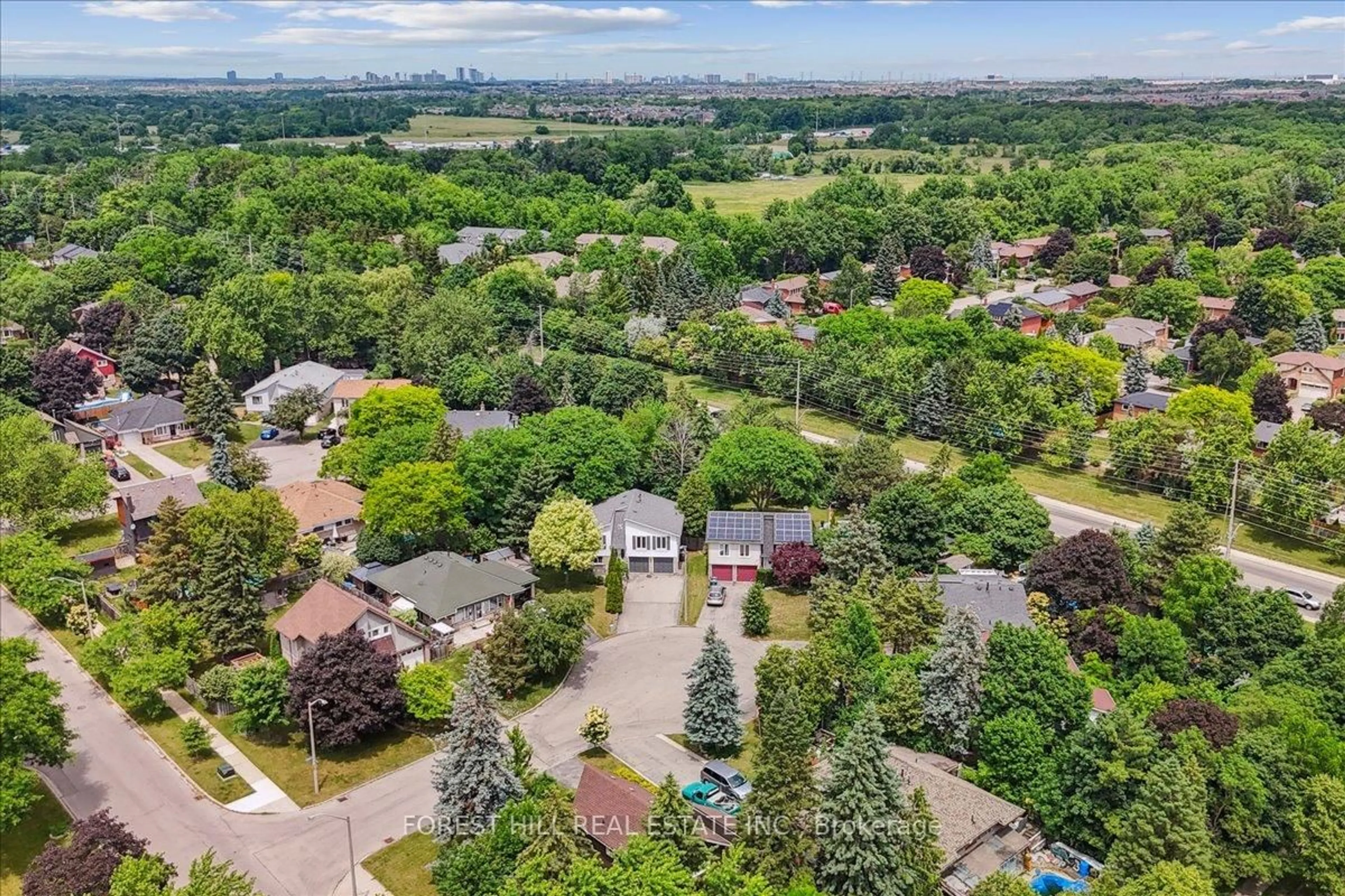 A pic from outside/outdoor area/front of a property/back of a property/a pic from drone, unknown for 5 Helsinki Mews, Mississauga Ontario L5N 1K3