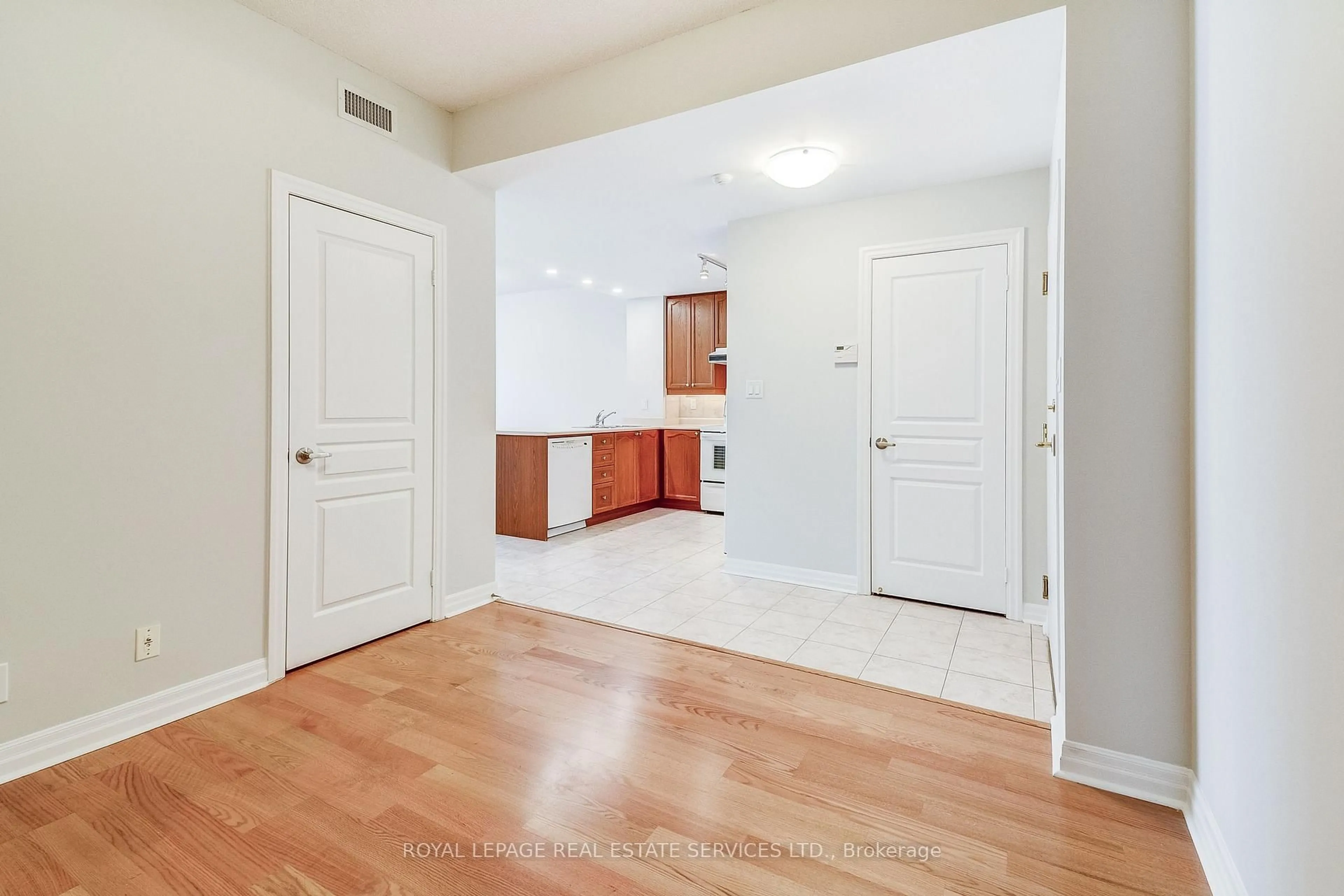 Indoor entryway for 70 Port St #208, Mississauga Ontario L5G 4V8