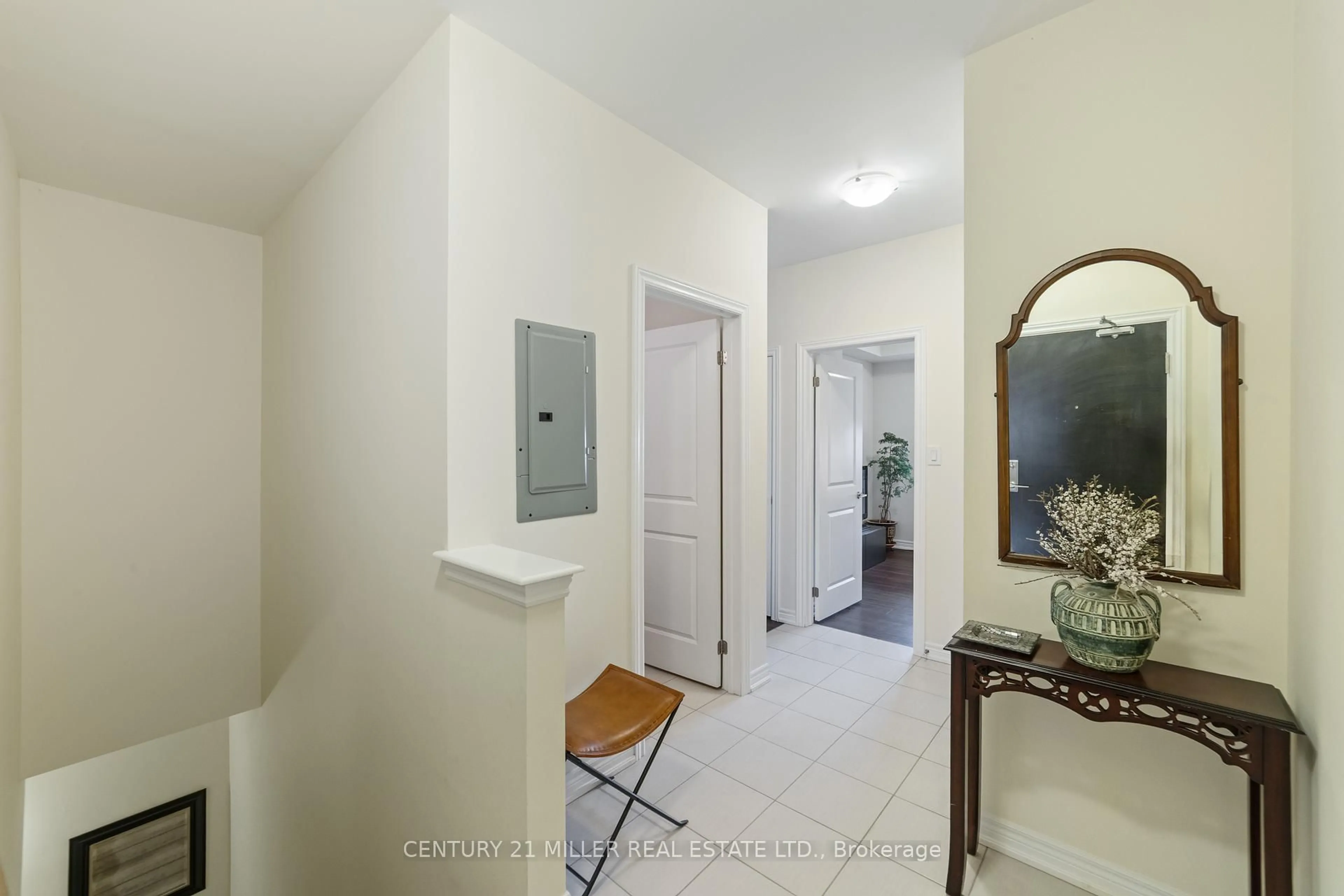 Indoor entryway for 263 Georgian Dr #207, Oakville Ontario L6H 0L2