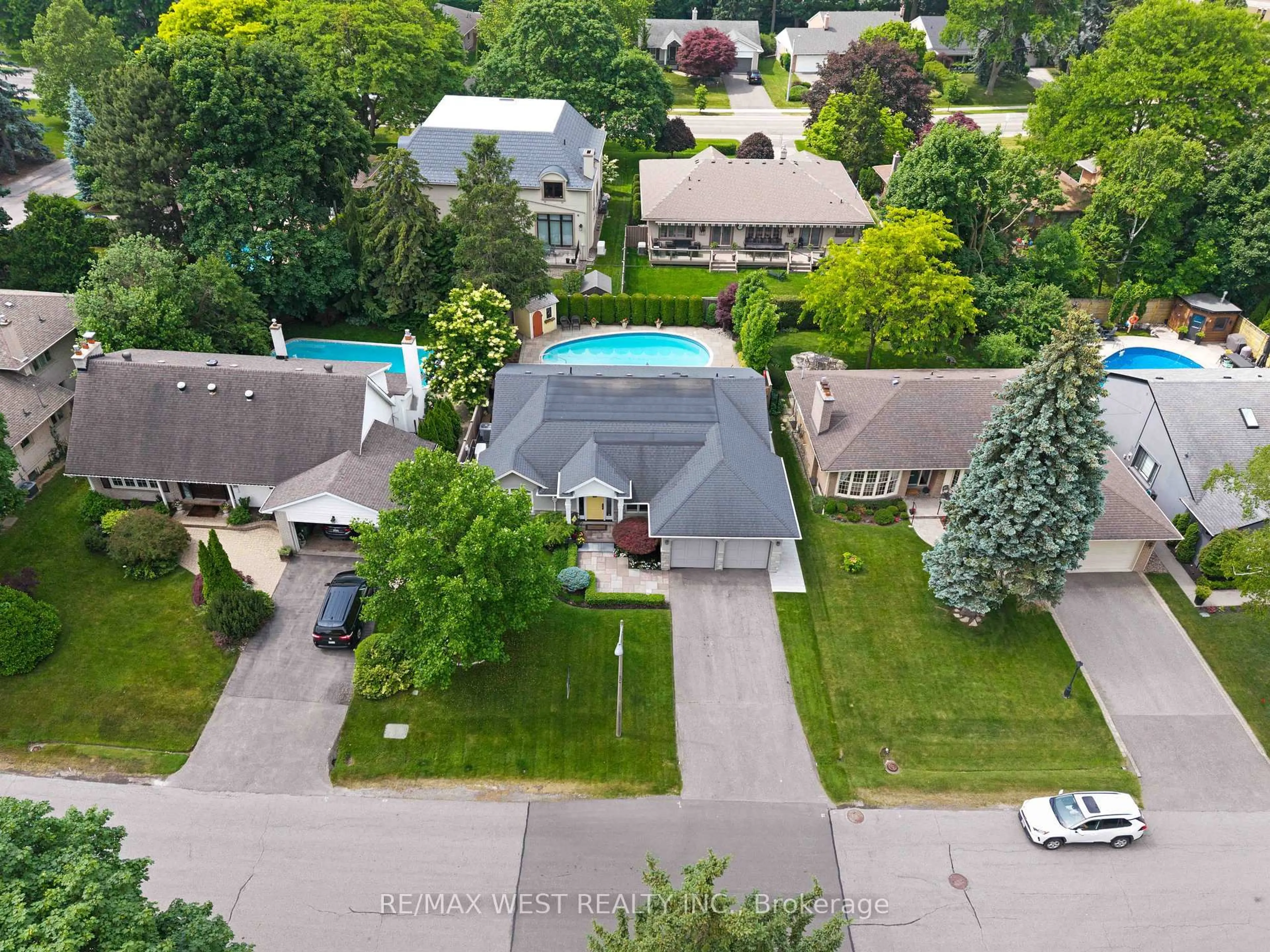 A pic from outside/outdoor area/front of a property/back of a property/a pic from drone, street for 119 Princess Anne Cres, Toronto Ontario M9A 2R4
