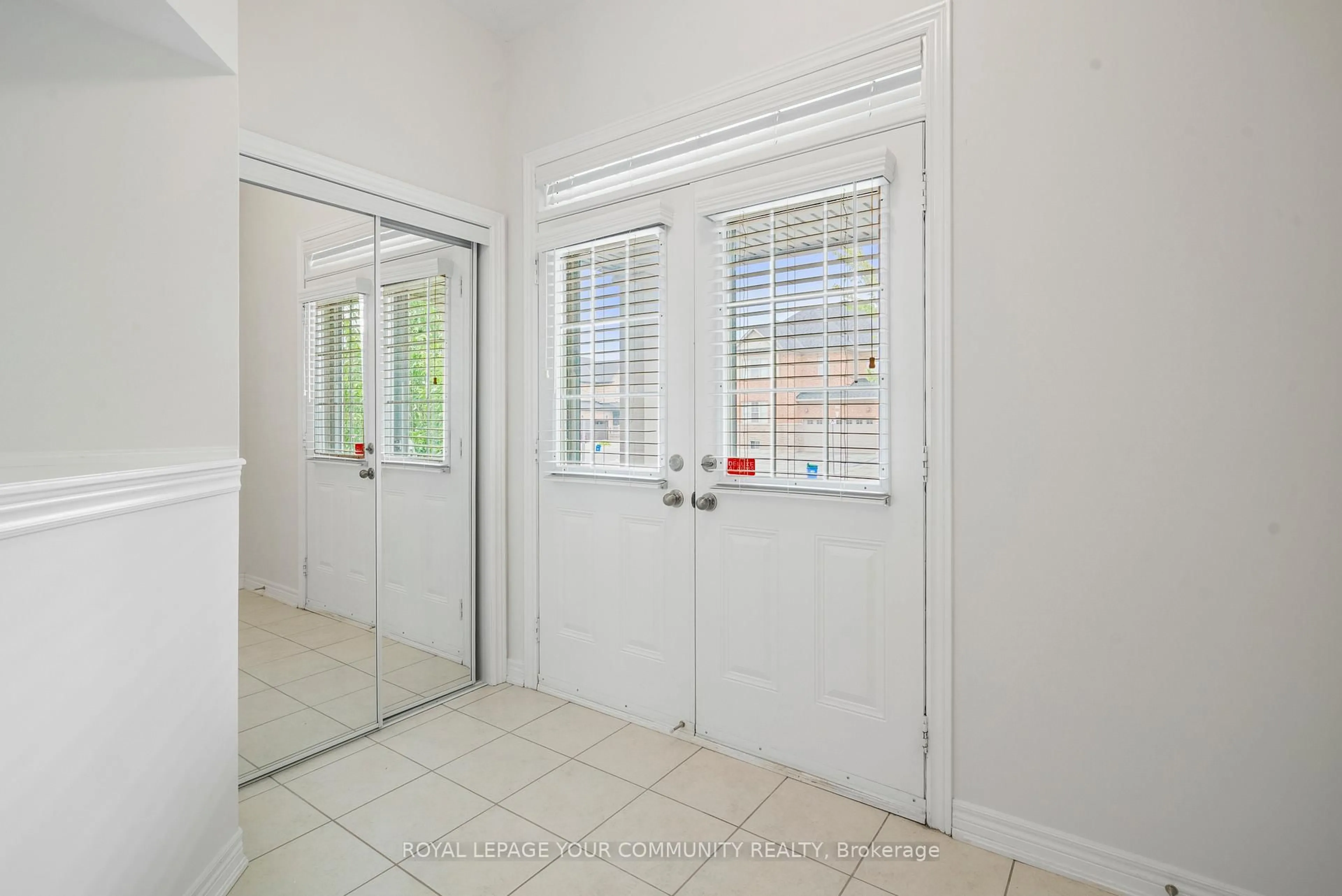 Indoor entryway for 372 Scott Blvd, Milton Ontario L9T 0T2
