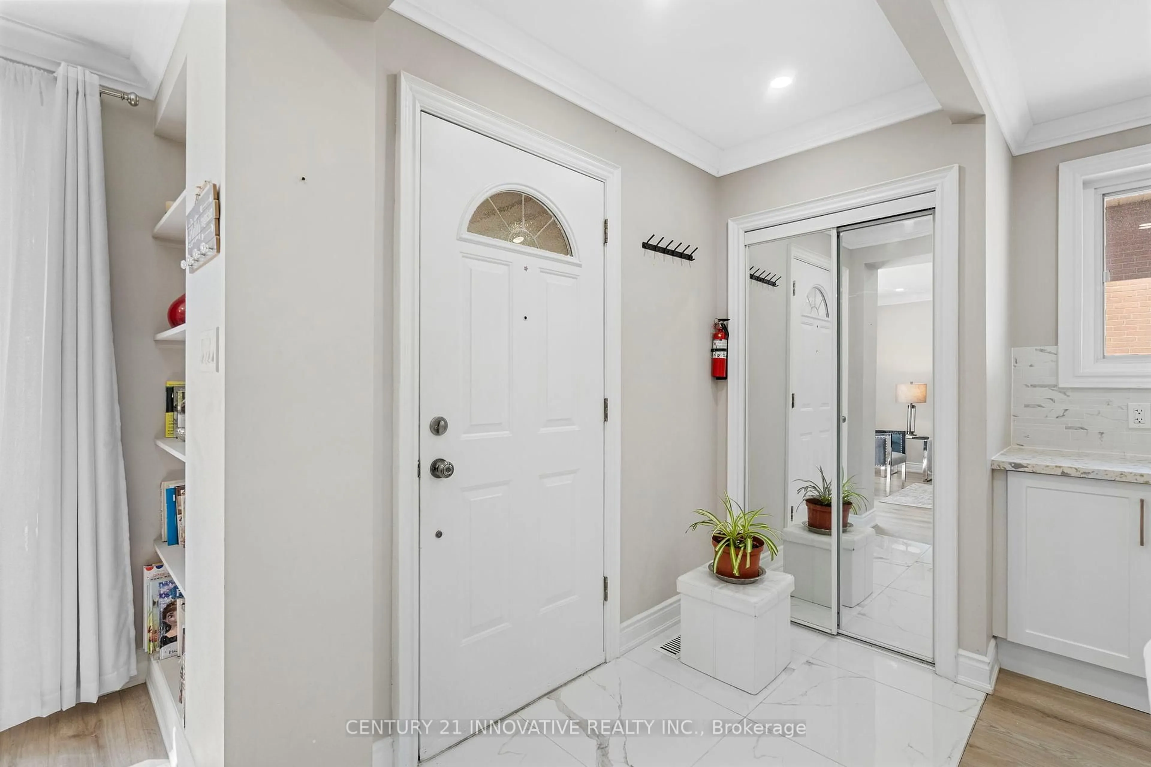 Indoor entryway for 5 Avondale Blvd, Brampton Ontario L6T 1H1
