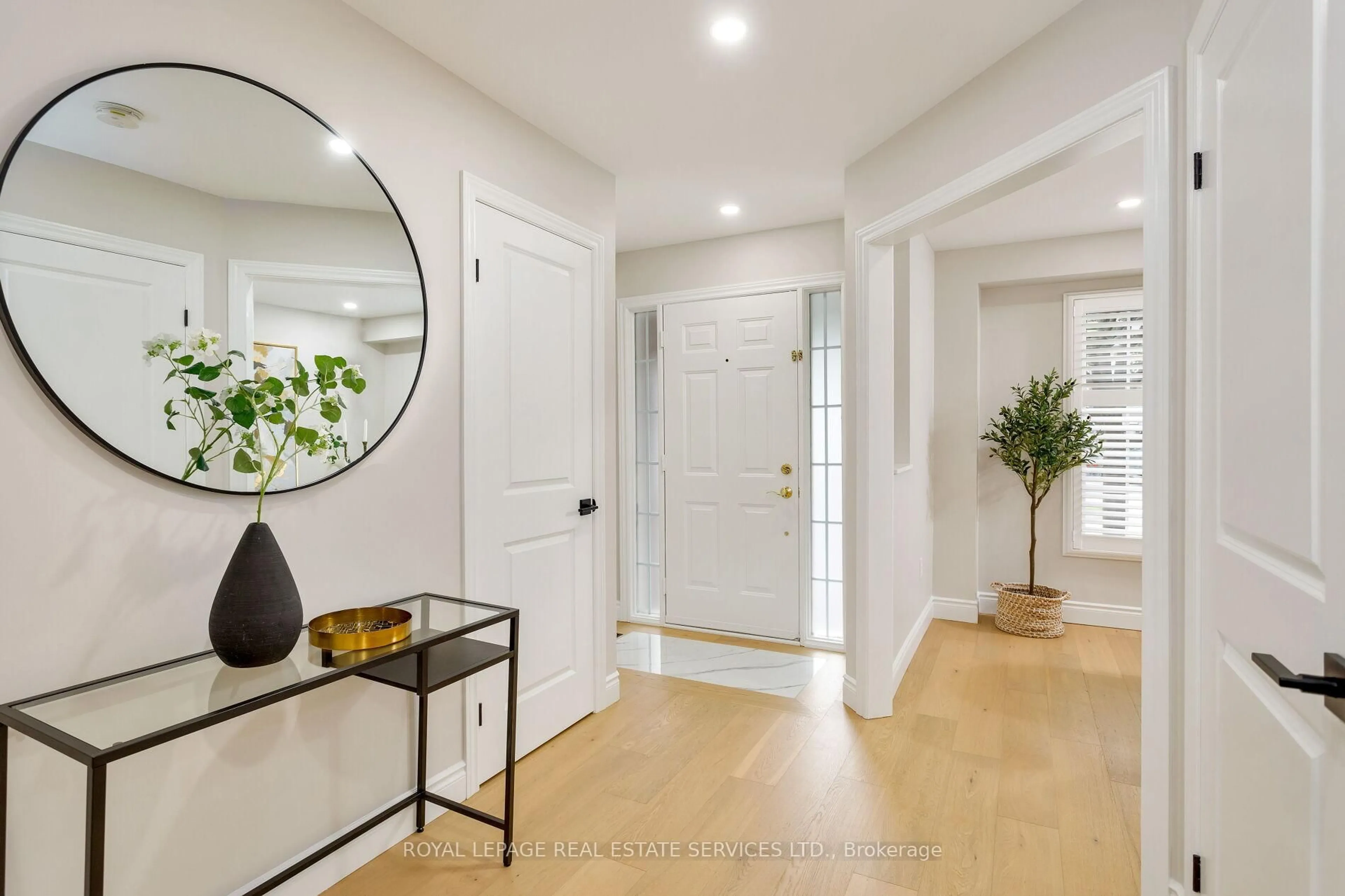 Indoor entryway for 2336 Stillmeadow Rd, Oakville Ontario L6M 4C8