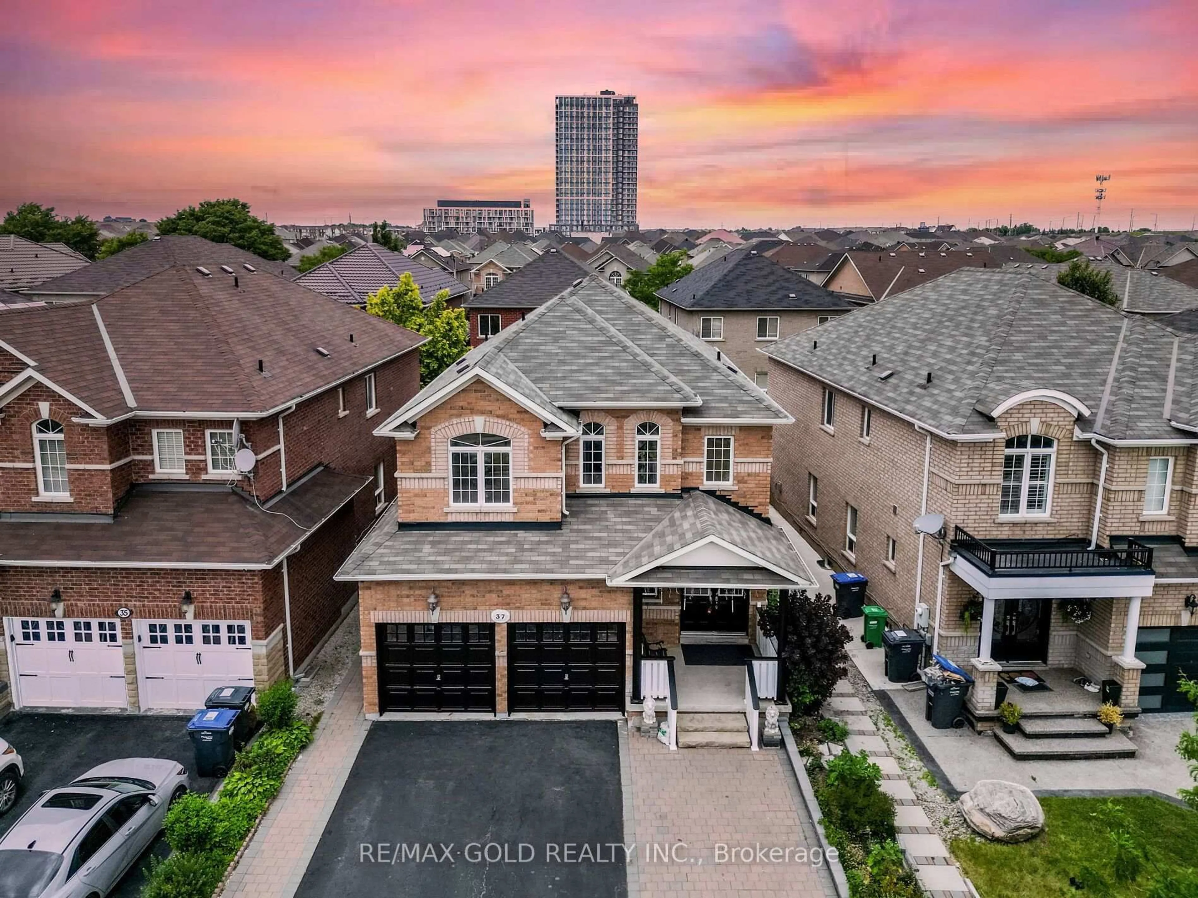 A pic from outside/outdoor area/front of a property/back of a property/a pic from drone, street for 37 Alice Springs Cres, Brampton Ontario L6X 0R7