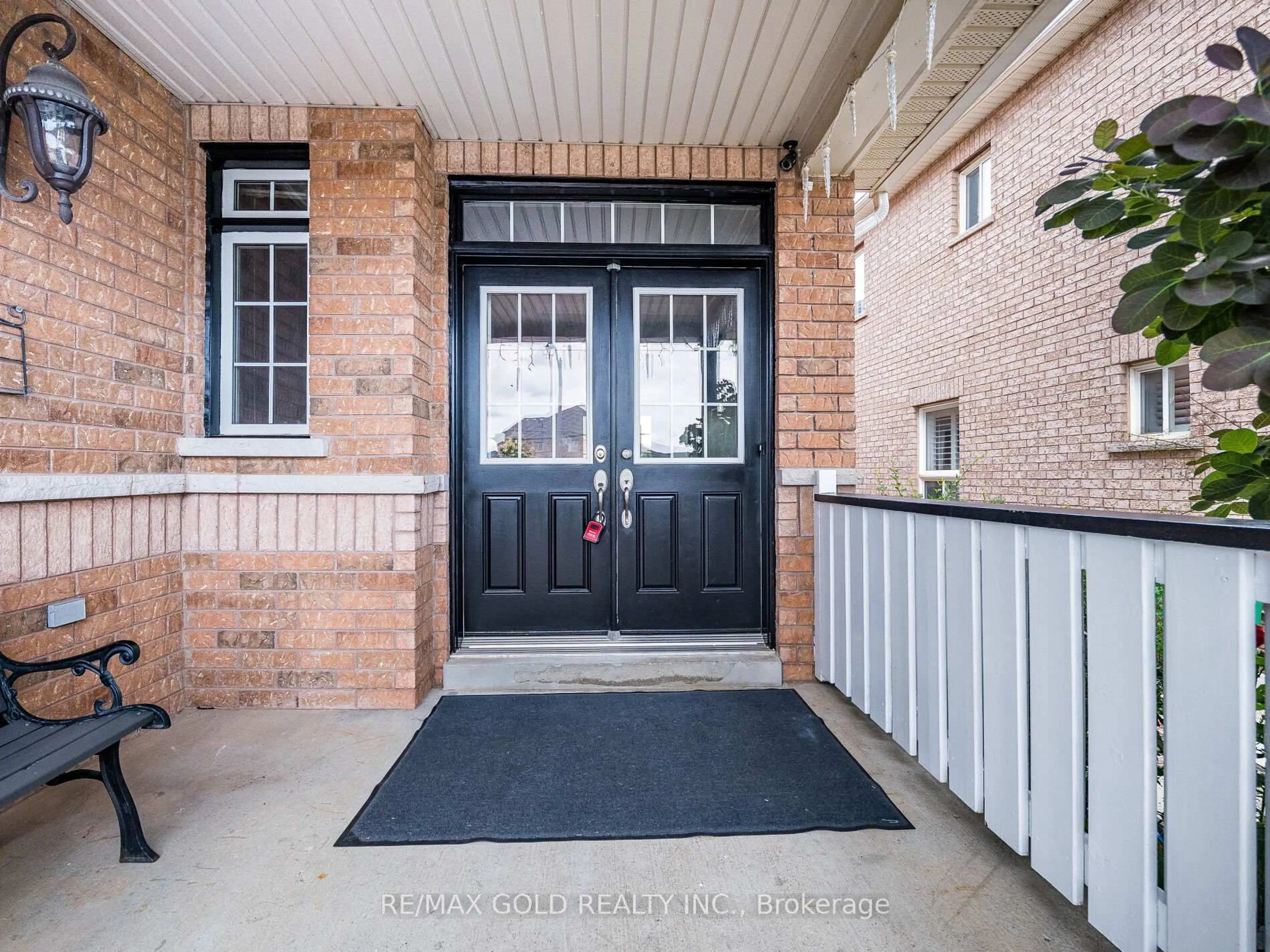 Indoor entryway for 37 Alice Springs Cres, Brampton Ontario L6X 0R7