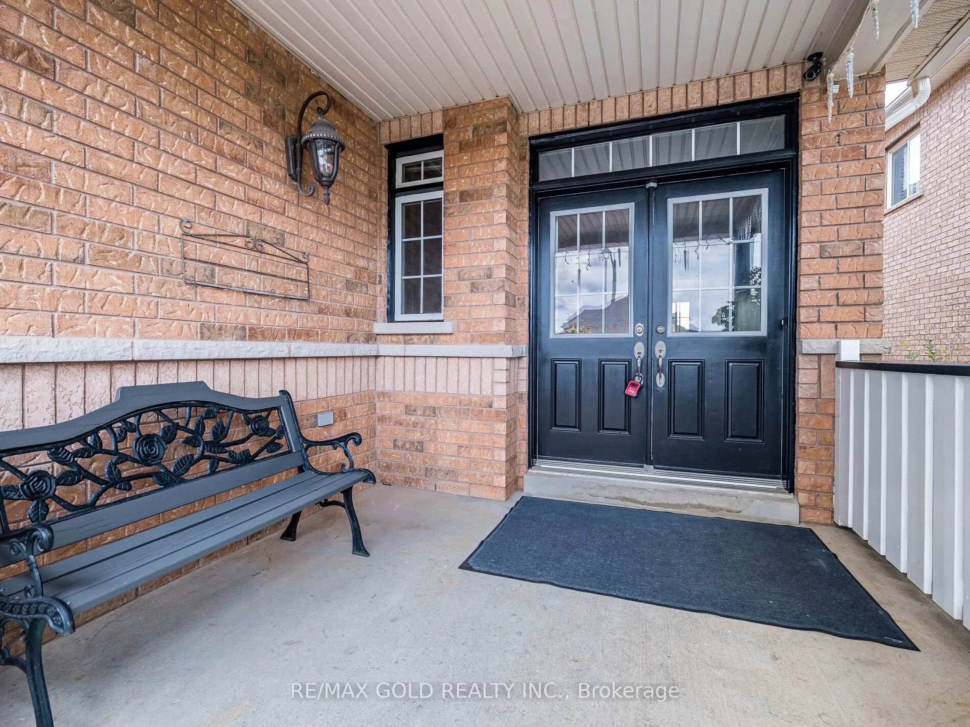 Indoor entryway for 37 Alice Springs Cres, Brampton Ontario L6X 0R7