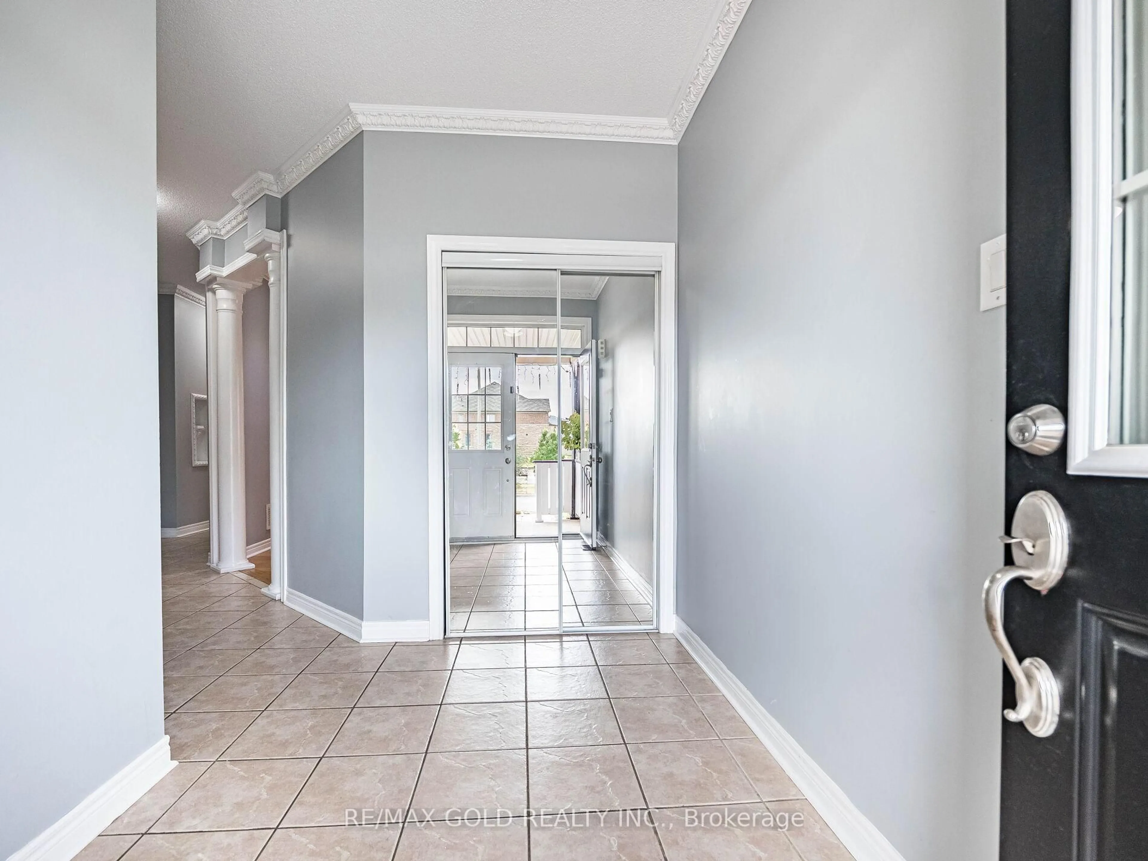 Indoor entryway for 37 Alice Springs Cres, Brampton Ontario L6X 0R7