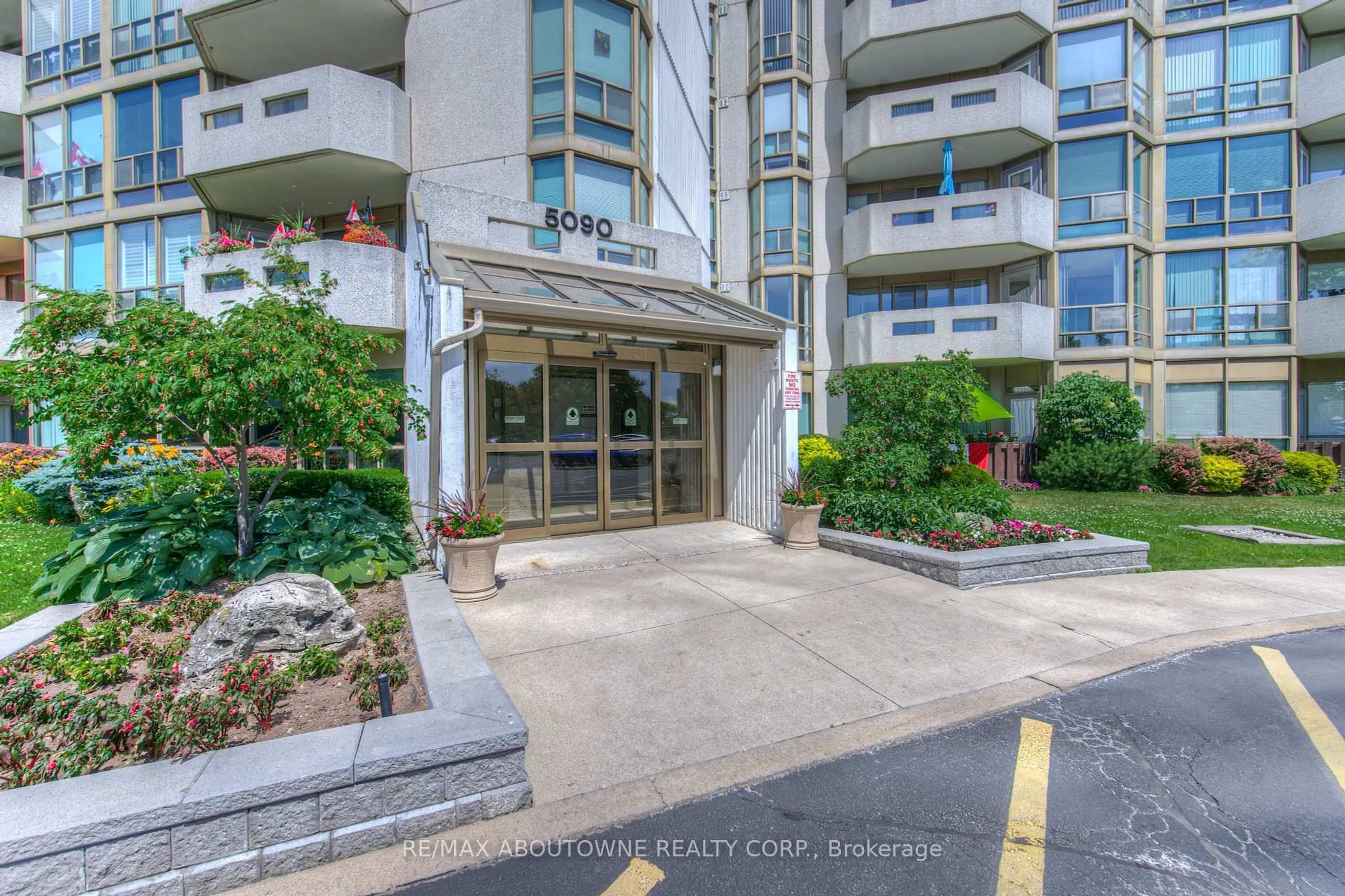 Indoor foyer for 5090 Pinedale Ave #203, Burlington Ontario L7L 3V8