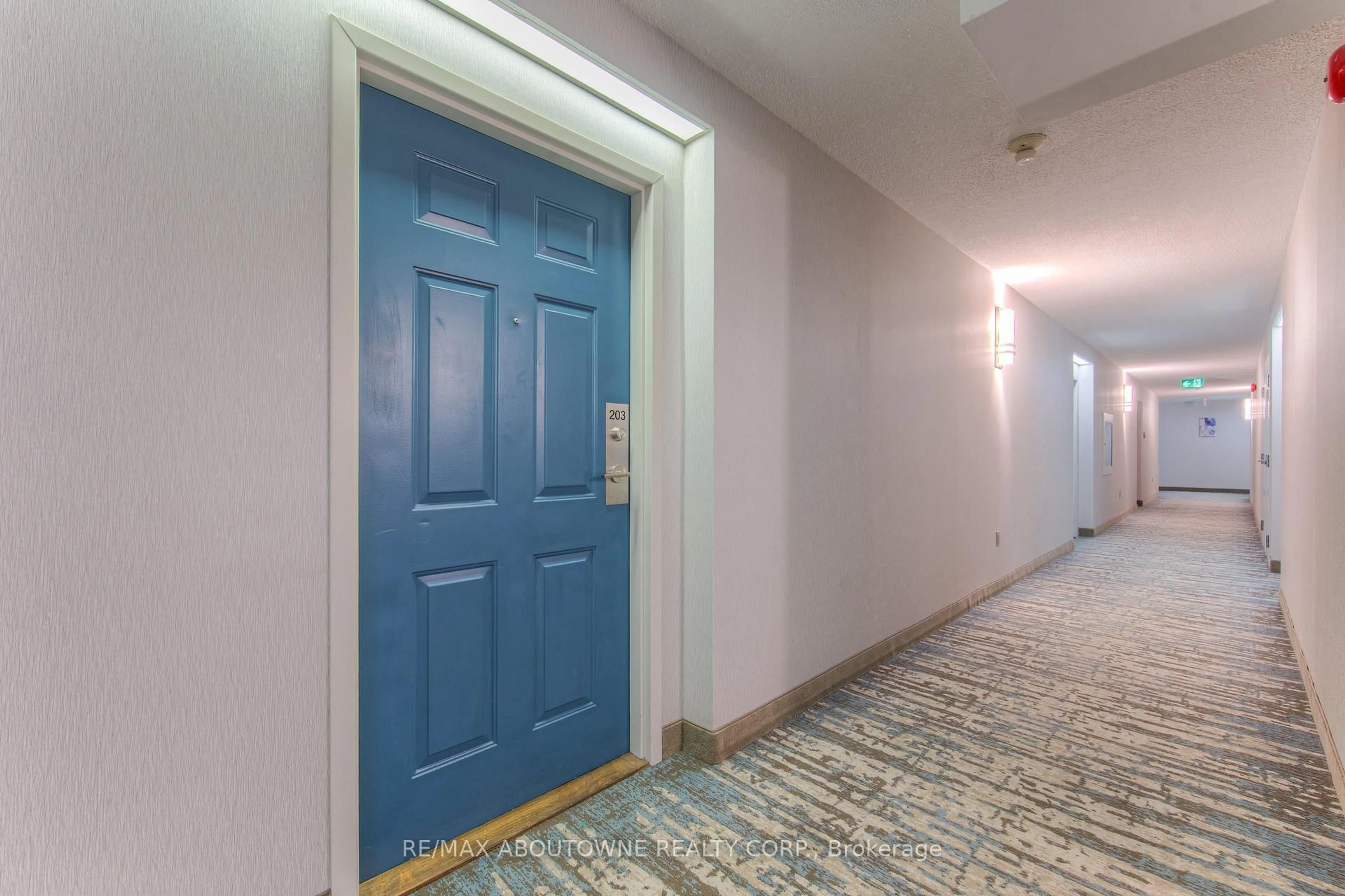 Indoor foyer for 5090 Pinedale Ave #203, Burlington Ontario L7L 3V8
