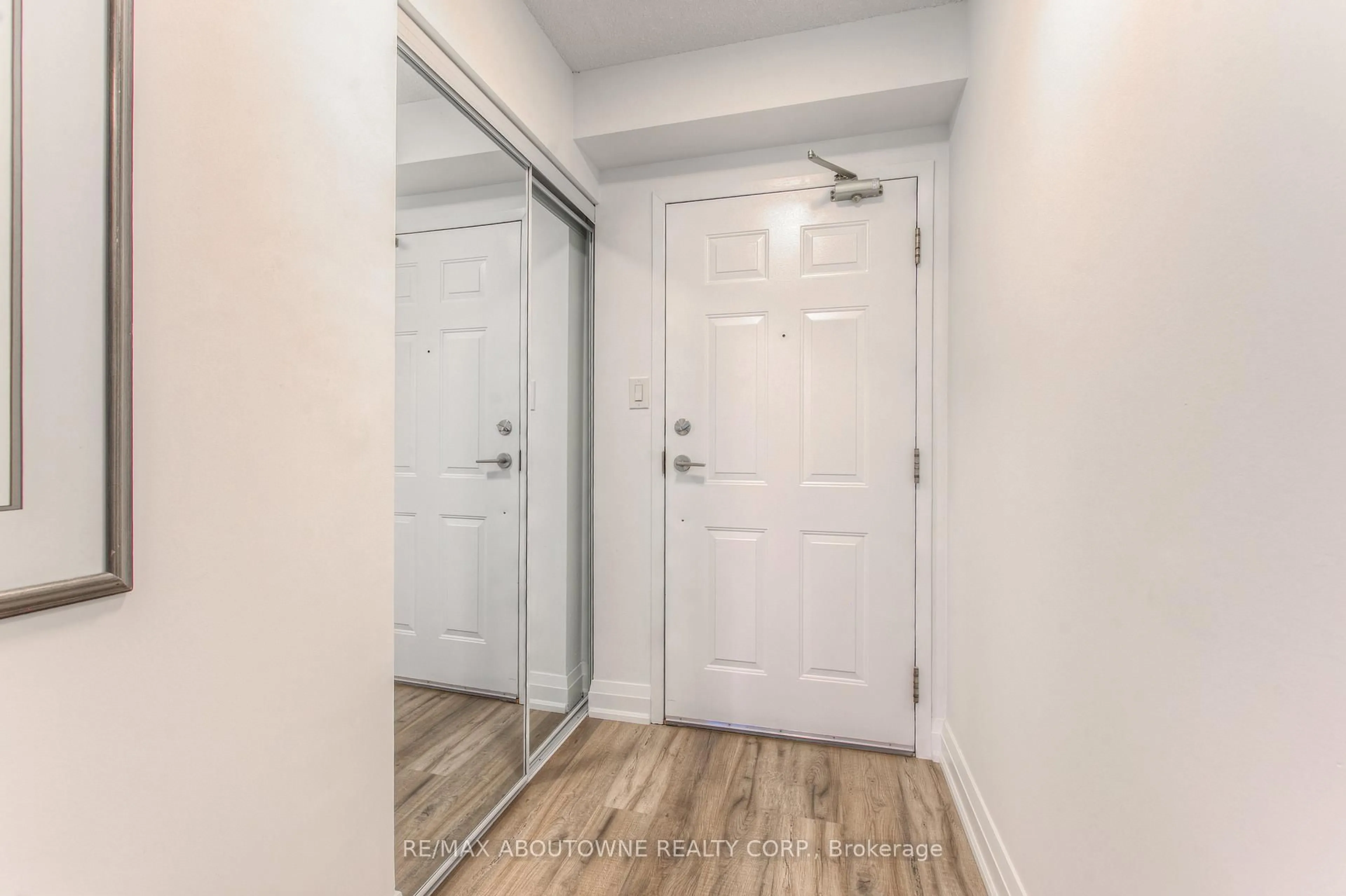 Indoor entryway for 5090 Pinedale Ave #203, Burlington Ontario L7L 3V8