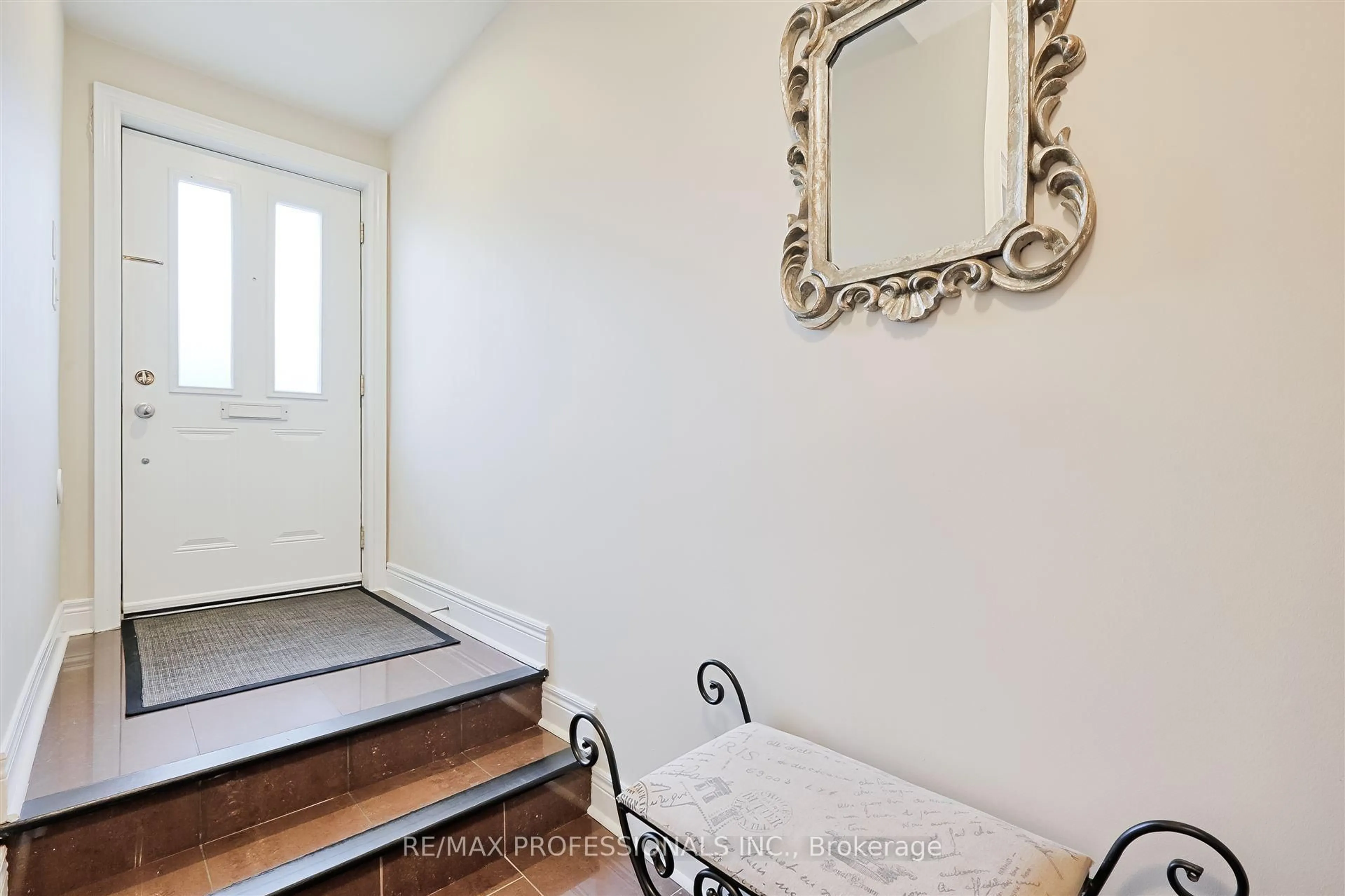 Indoor entryway for 825A Oxford St, Toronto Ontario M8Y 1E6