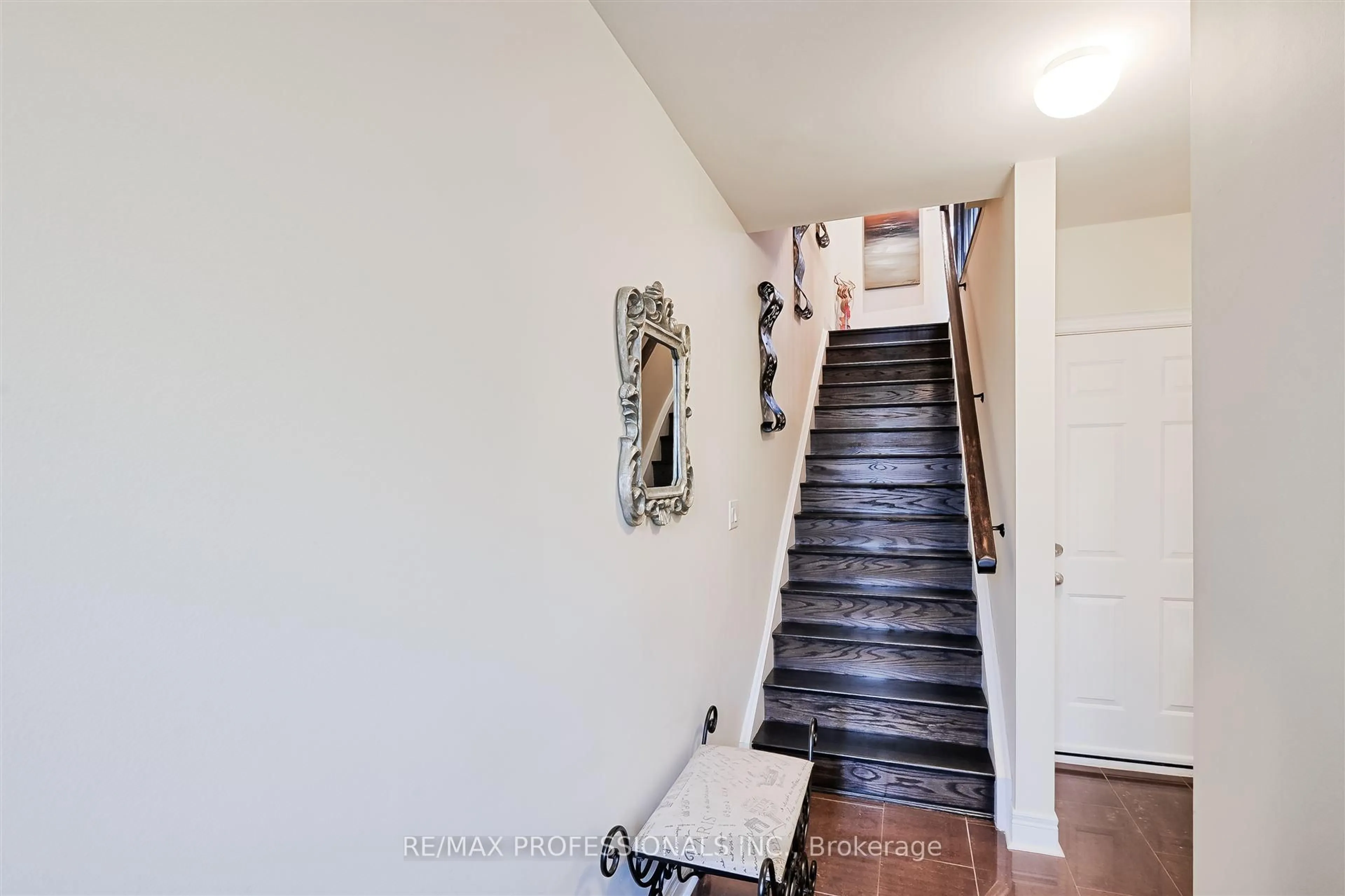 Indoor entryway for 825A Oxford St, Toronto Ontario M8Y 1E6