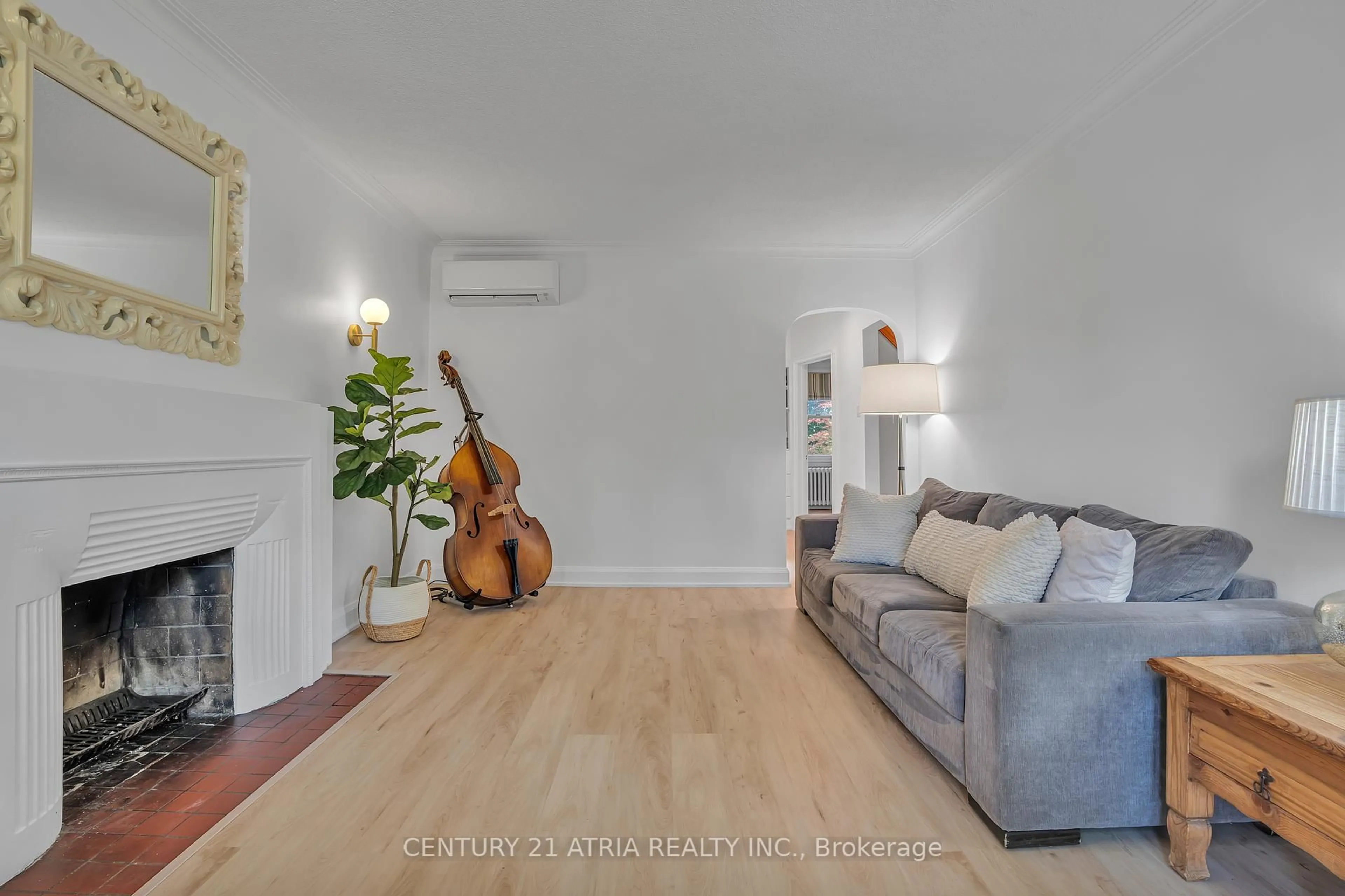 Living room with furniture, wood/laminate floor for 13 Sunnydale Dr, Toronto Ontario M8Y 2J2